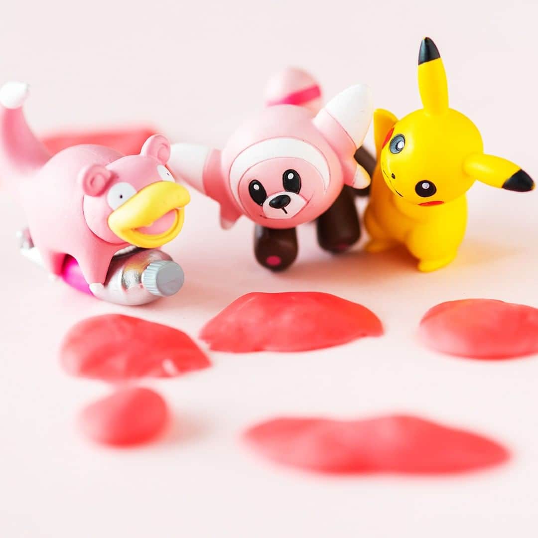 ピカチュウ公式Instagramさんのインスタグラム写真 - (ピカチュウ公式InstagramInstagram)「【今日のピカチュウ】 ピカチュウたちが絵の具を見つけたみたいだよ🎨💕 ヤドンとヌイコグマの色❓それともピカチュウのほっぺの色かな💕 #pikachu #slowpoke #stufful #pokemon #pikachu_snap #photooftheday #painting #pink #ピカチュウ #ヤドン #ヌイコグマ #ポケモン #絵の具 #ピンク」4月27日 18時00分 - pokemon_jpn
