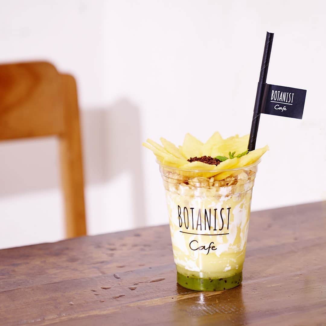 BOTANIST GLOBALのインスタグラム：「#StayHomeCafe☕️ Recipes from BOTANIST Tokyo's popular menu are available to you for the first time! Enjoy our two photogenic smoothies at home 🌻🌸 ⠀⠀⠀ Today we want to introduce our smoothie bonbon pineapple and kiwi 🍍🥝 ⠀⠀⠀ ＜Ingredients＞ 1 portion of smoothie 100g pineapple shikuwasa juice 10g 60 g milk 5 g granulated sugar ⠀⠀⠀ •Amaretto Whip. 20g whipped cream 1g amaretto syrup  30g kiwi sauce •Toppings 10 to 13 pineapple pieces (cut into rhombus shapes) 25g granola 5g Chocolate Crunch 1 mint leaf ⠀⠀⠀ <How to make it>. (1) Measure your ingredients. Cut the pineapple into thin diamond shapes to decorate it (see the illustration in the second image 😉 ) Add the kiwi sauce to your cup or glass. (3) Combine the whipped cream and amaretto syrup. Squeeze into the cup and stretch with a spoon to make a marbled pattern. 4) Pour the smoothie ingredients into a blender and mix. Pour into your cup. Top with the granola. (6) Cut the pineapple into rhombus shapes and garnish the edge of the cup. Garnish with the chocolate crunch in the middle and mint on the edges. ⠀⠀⠀ Tip: You can change the shikuwasa juice to lemon juice or lime juice. Add to taste. You can add amaretto syrup to the whipped cream to give it an apricot kernel flavor, or you can use just the whipped cream if you don't have it on your hands.  If kiwi sauce is not available, fresh kiwi can be used as a substitute. Finely chop or crush and puree into appropriate size. ⠀⠀⠀ <Tip>How to cut the flower petals (1) Cut off the top and bottom of the pines. Cut a quarter to make a long strip of paper. Cut off the whitish core (inside). Cut off the skin so that it looks like a rhombus from the top. (6) Cut thinly. All done.  Stay Simple. Live Simple. #BOTANIST ⠀ ⠀ 🛀@botanist_official 🗼@botanist_tokyo 🇨🇳@botanist_chinese」