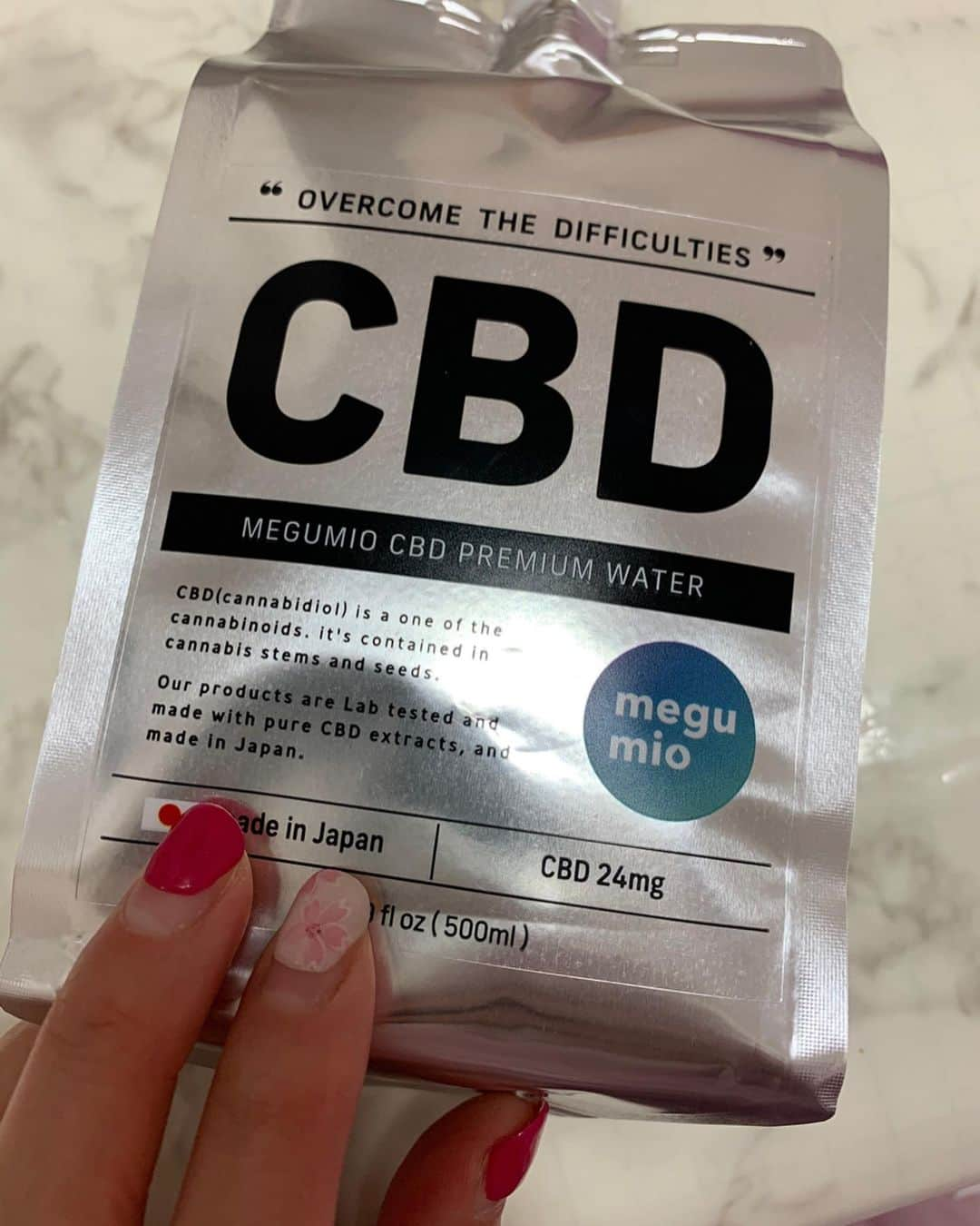 satomiさんのインスタグラム写真 - (satomiInstagram)「話題の飲料水「メグミオCBD」💕 * * これね大麻草由来の天然成分カンナビジオール（CBD）が入ってるの🤓 * ストレスの緩和や安眠効果、痛みの軽減、うつ防止、美容効果が期待されている注目の成分！ もちろん合法ｗ * * ヴィクトリアズ・シークレットのモデルのアレッサンドラ・アンブロジオや、ハリウッドセレブや世界的なアスリートも愛用してるからずーーと試したくてやっと飲めた～😊 * 市販の睡眠導入剤より全然寝れました‼️ ほんとびっくり😜飛行機✈️のお供になりそう😚❤︎ * *  楽天で買えるよー♡ https://item.rakuten.co.jp/cscjp/6000cb10001/ *  #MEGUMIOCBD  #メグミオCBD  #飲むCBD  #CBD  #CBDドリンク #アスリート #ヴィクトリアズシークレット #おやすみなさい #飲料 #リラックス効果 #安眠 #睡眠が大事 #コロナ対策 #快眠 #カンナビジオール #寝過ごし注意 #ロングスリーパー #アレッサンドラアンブロジオ #モデル #軟水 #水へのこだわり #さとみの美容記録 #イライラ解消 #健康美人 #免疫力強化 #タビジョ  #ジェラートピケ  #パジャマ女子 #オンライン飲み会」4月27日 17時57分 - saatoomii47