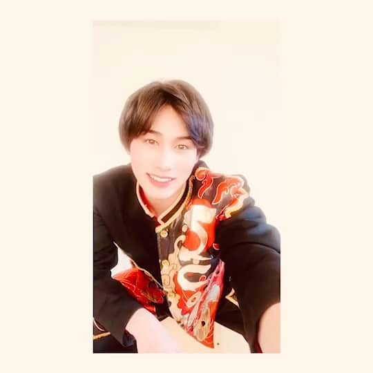 祭nine.のインスタグラム：「みんな元気ですか？？ 僕もばっちり元気！😁 #祭nine #リーダー #今日は僕だぁっ☆ #笑って #カホンver. #やりながら歌うって難しいけど楽しい笑 #おうち時間でたまに叩いてます笑 #とーいくん曲拝借しました笑笑 #早く祭りしたいです♪」