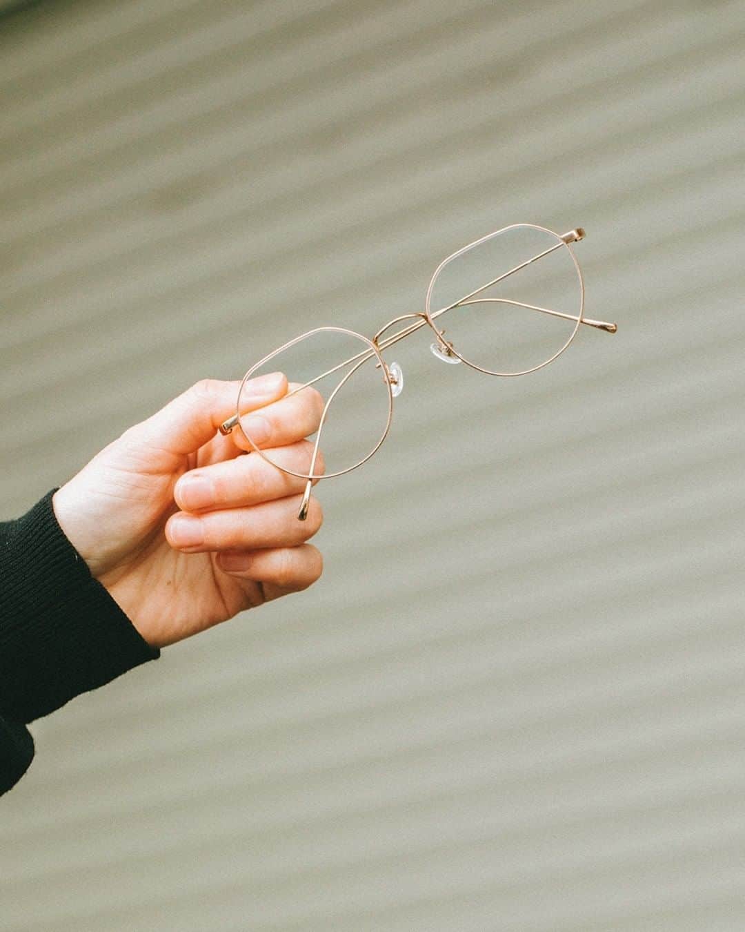 Zoff Officialのインスタグラム：「Zoff CLASSIC / ZF203003_21E1 Model 栗林藍希 @____aino  フロント、テンプルにバネ性と耐久性に優れた日本製のチタンを使用し、軽くてしなやかなかけ心地なので、1日中おうちメガネとしてもおすすめ。 機能性とファッション性を兼ね備えたトレンドアイテムです。  #Zoff #ZoffCLASSIC #クラシック #レトロ #FASHION #eyewearstyle #メガネ #ゾフ女子 #eyewear #glasses #instafashion #アイウェア #コーデ #ファッション #今日のファッション #メガネ女子 #メガネコーデ #きょコ #コーティネート #streetsnap #tokyosnap #ヘアアレンジ #春コーデ #手元くら部 #photooftheday #picoftheday #おうちメガネ #おうち時間 #おうち時間を楽しむ」