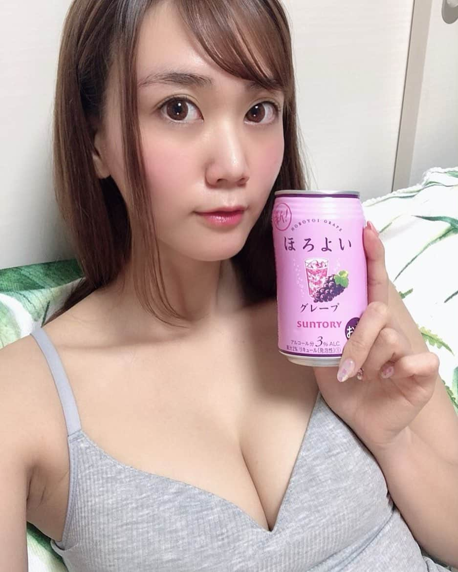 安藤まいさんのインスタグラム写真 - (安藤まいInstagram)「ほろよい推しのために撮りました！ ZOOM飲みしましょう！ とツイッターに呟いた一昨日。 昨日、事務所の社長から電話がきまして📞 オフ会やります。笑 ZOOMで🤣👍❤️ ということでよかったら予約してください🥺🥺🥺✨ 5月6日！予定あけててね🤭💓 newtype-side7.com/maiandou  #ほろよいチャレンジ  #ほろ酔い #ほろよい推し #ほろ酔い推し #ちゃおチュール #推し事 #ほろよい推しチャレンジ  #安藤まい #過去pic #おうち時間 #レースクイーン#ラウンドガール#モデル#イベントコンパニオン#キャンペーンガール#福岡#福岡女子#博多女子#zoom #zoom飲み会 #zoom飲み#部屋着#パジャマ#japanesegirl#cutepic#racequeen#RQ#stayhome」4月27日 18時03分 - mai_ando0407