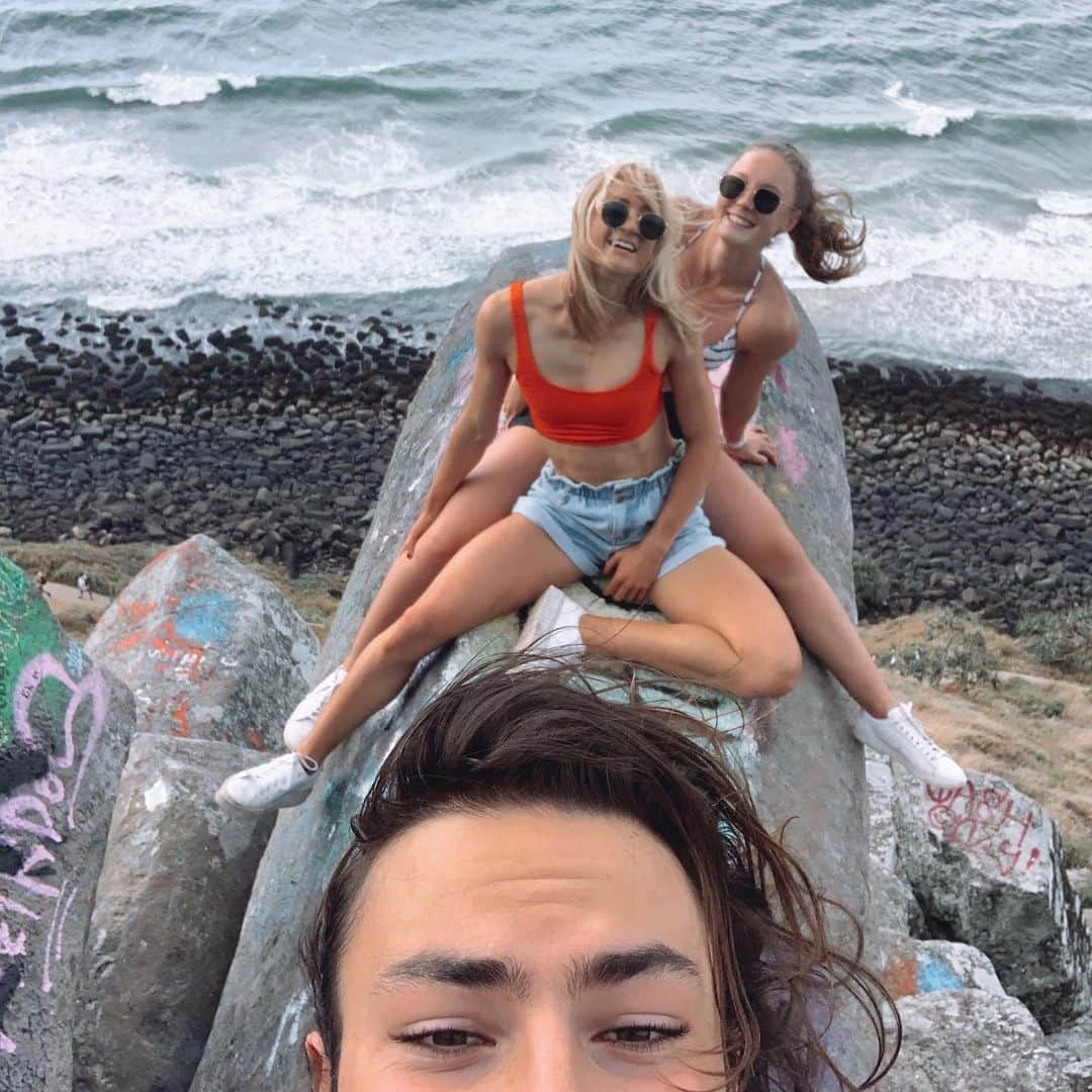 ライリー・デイのインスタグラム：「Flashback to when we could adventure... I’m still sorry for making you guys walk up the hill」