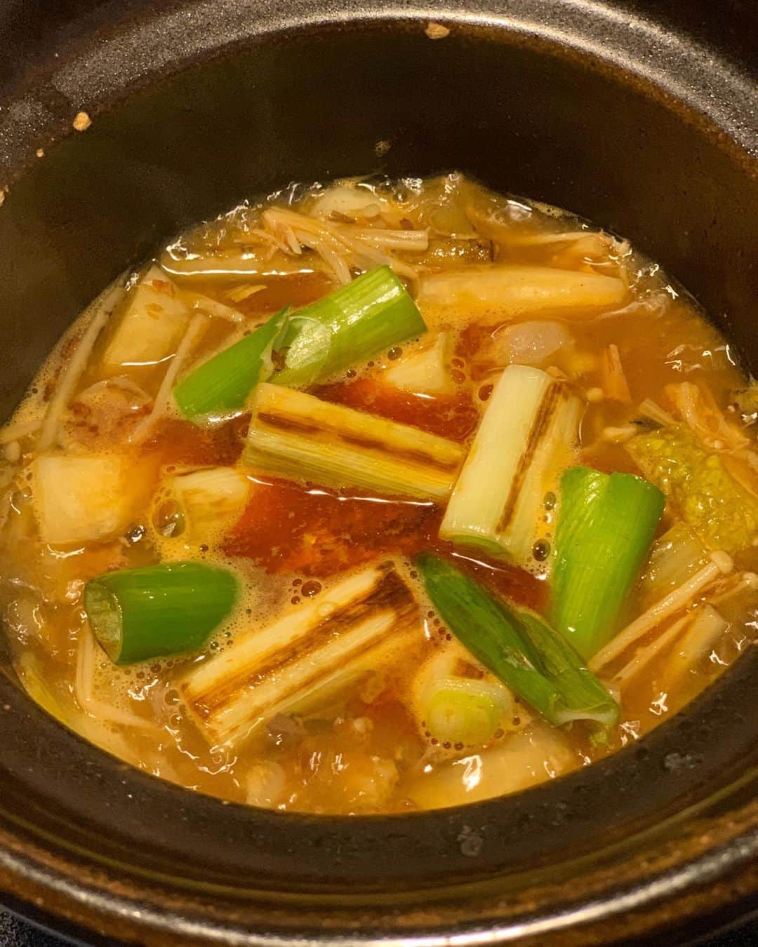のインスタグラム：「・ ・ どぉ〜〜ん なんだか肌寒いから暖かいスープ的なのを食したくて 楽ちんピリ辛スープを作った あ、あと愛の不時着見終わったのもあるかな😭 ・ ・ 【材料】 お大根(だいぶかぴかぴしてきたの使ったがなんかそれが良かった🙆‍♀️)ゴボウ、キノコ類(わたしは冷凍しておいたエノキ茸。あればなんでもいい)白菜、葱、豚バラをいれた ・ ・ 【作り方】 ①大根(ちょっと大きめに切る)、ゴボウ、豚肉を胡麻油で 炒め、お大根の色が変わったらお出汁を入れコトコト煮込む(ひいたお出汁無い人は出汁パックでよいよ)  ②沸騰してきたら日本酒、サバ味噌缶と豆板醤、白菜 キノコ、焼きねぎを追加してしばらく煮込む  ③お大根がいい感じになってきたら味噌で味を整えて ハイ出来上がり トッポギやトックはお好みでいれてね  私は色々入れたけど、大根とサバ味噌缶があればできる スープだよ。先日友人の　@hisakonamekata がお大根とサバ味噌缶とキムチ入れスープ作っていたから頭に 残っていたみたい😋  超簡単で美味しい🤗 ボナペティ ・ ・ #life #おうちごはん #ばんごはん #ご飯炊くよう土鍋で作ってみた #火の入りも良いし美味しいね #明日の朝はこちらへライス投入かな #三つ葉と万能ネギのナムル #stayhome #staysafe #yukoずキッチン」