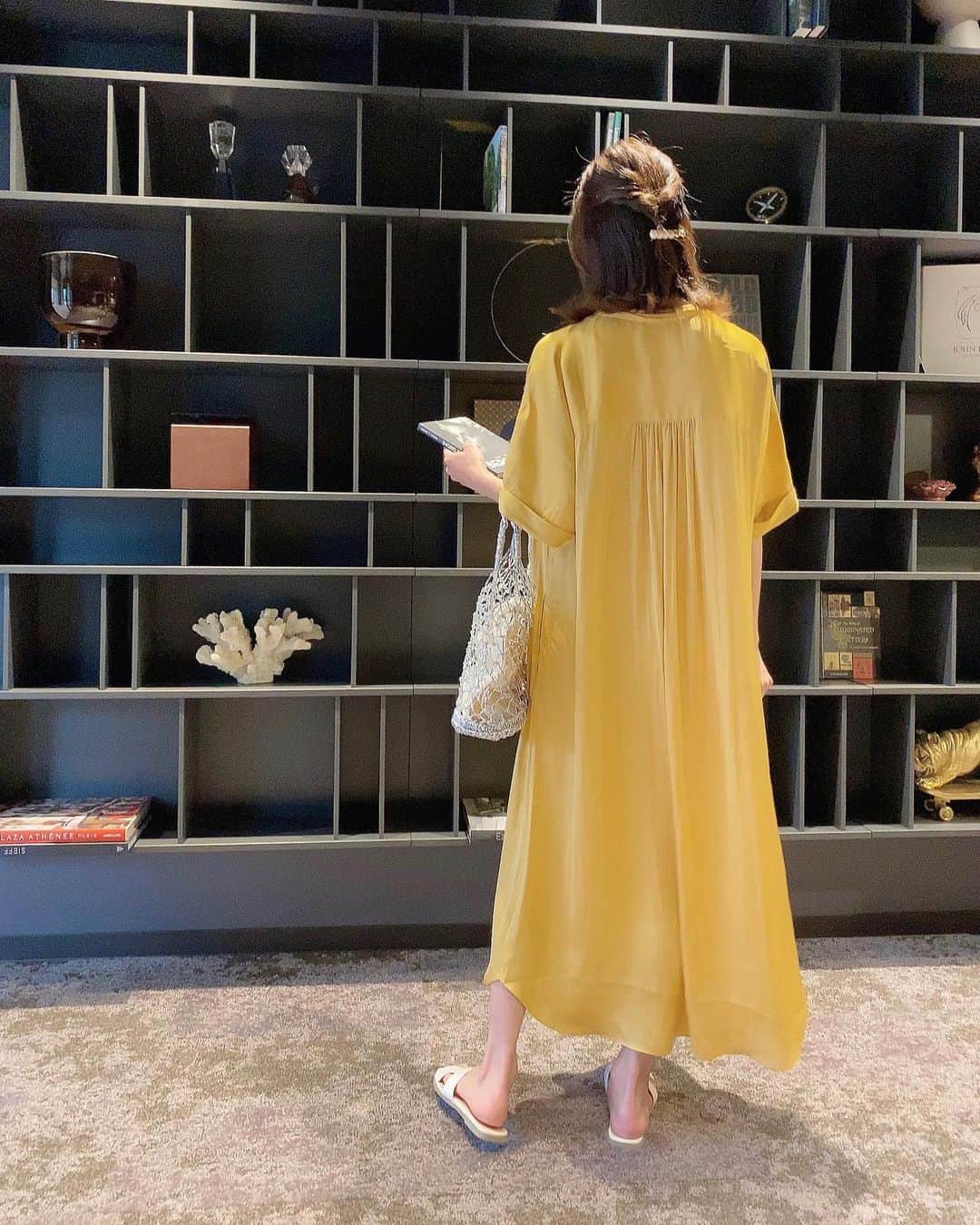 のインスタグラム：「*﻿ お家ではラクなロングワンピースを着ることが多いです☺️ @elura_official のワンピースは気分の上がる華やかなカラー✨﻿ ﻿ ﻿ dress#Elura﻿ bag#casselini  sandal#titivate﻿ ﻿ ﻿ ヘアアクセサリーは @sheriche.official のもの。﻿ パール×ゴールドの組み合わせがとても可愛いです🤍﻿ ﻿ ﻿ ﻿ #fashion#fashionstyle#fashiongram#instafashion#outfit#ootd#dailylook#sheriche#pr#패션#오오티디#ファッション#コーデ#エルーラ#エルーラおうち映え#キャセリーニ#ネットバッグ#おうち時間#シンプルコーデ#春コーデ#春服」