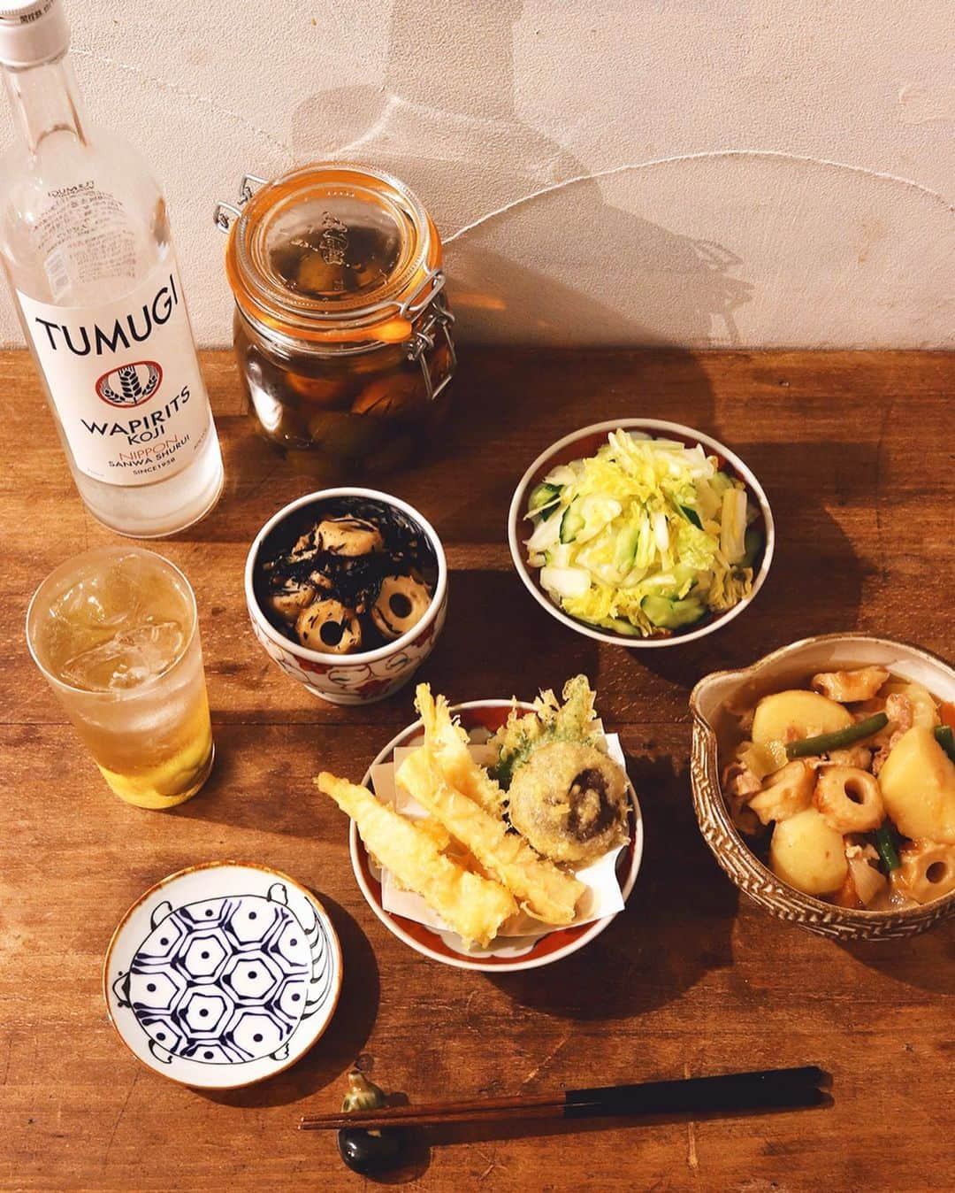 樋口正樹さんのインスタグラム写真 - (樋口正樹Instagram)「Obanzai & TUMUGI . 夜ご飯の晩酌メニューは、 筍と椎茸と大葉の天ぷら。 白菜ときゅうりの浅漬け、 ちくわ入りひじきの煮物、 ちくわ入り肉じゃがです。 お酒はツムギ梅酒サワー。 雨の日は梅酒を選びがち。 . ツムギ梅酒は約１年物で、 丸みのある美味しい味に。 和食によーく合うのです。 果実酒のレシピはこちら 👉👉@wapirits.tumugi . . . #晩酌 #おうち居酒屋 #TUMUGI #麹 #果実酒 #果実酒作り #梅酒 #梅酒作り #仕込み #自家製梅酒 #ルパルフェ #おうち時間 #三和酒類 #ミクソロジー #スピリッツ #和ピリッツ #大分県 #宇佐 #wapiritsTUMUGI #wapirits #Kojisour #Cozysour #mixologyart #madeinjapan #mixology #cocktail #mixologyst #madeincocktails #leparfait_jp #leparfait」4月27日 18時27分 - higuccini