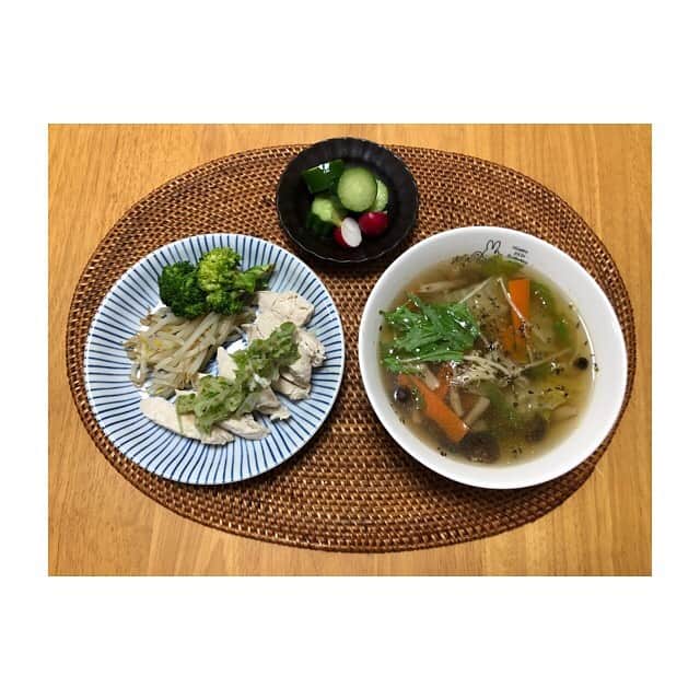 みのり(26)＠東京 ダイエットのインスタグラム：「🍖夜ご飯 . ゆでささみ (ネギ塩) もやしとブロッコリー コンソメスープ (白菜、きのこ、人参) 胡瓜とラディッシュのピクルス . . . お昼は、UberEatsで、 マック♡🍔♡ #グランガーリックペッパー と、ポテト🍟Mと、ゼロコーラ。 (大会後に食べそうなもの食べてみた) . . この3連休は、大会のために2ヶ月前から 希望をして、ほくほくとっといてた有給😰カナシイ . . 状況は一気に変わってしまったけれど、 3日間ボディクリームを身体に塗ったくって ヘアケアしたり、おうちで筋トレしたり、 ゴシップガール見ながらひたすらゴロゴロして、 . . 普段ぜっったいしないようなことできたから、 なんだかんだ幸せだったよ🥺💓 . . . 私も病院で働いてるので 不安や思うことはたくさんあるけど。 . SNSに書けることはこれだけ。 . わたしは元気(*´_`*)✌️ . 症状が出てないだけかもしれないから みんなも、おうちにいようね！ . Uber配達員さんありがとう♡ . #stayhome #おうち時間 . #ダイエット #diet #ダイエット日記 #ダイエット記録  #instadiet #ダイエット仲間募集 #ダイエッター #公開ダイエット #dinner #夜ご飯 #夕食 #夜ごはん #低糖質 #糖質制限 #食べて痩せる #女子力 #脂肪燃焼 #ヘルシー生活 #コロナに負けるな #covid_19 #外出自粛中の過ごし方 #何もしないをする」