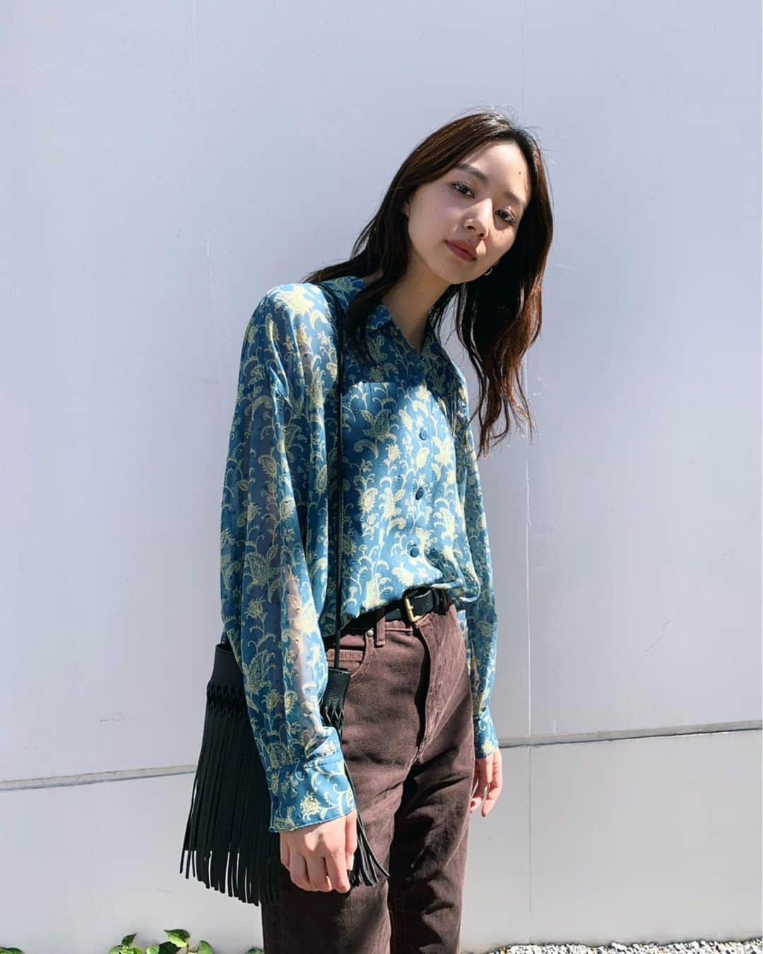Shiho Sasakiのインスタグラム：「滅多に外出しない時だからこそ いつもと違う雰囲気のお洋服着たくなったりするよね🌼 paisley柄のグリーンのシャツに ブラウンのJEANSを合わせて見ました🐻 ちょっと新鮮な気分✌️ #MOUSSY#MOUSSYSNAP」