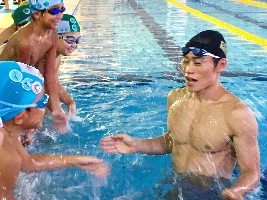 森隆弘さんのインスタグラム写真 - (森隆弘Instagram)「【早く水泳を教えたい🏊‍♂️】 . . 当初の予定なら先週は、福岡で12回目になりますが スイムキャンプが開催予定でしたが コロナの影響で中止になりました😭 . . 都内での水泳レッスンも今は行ってないですが 早く水泳を教えたい‼️ . . コロナウイルスで何週間も泳げない状態は 辛いかもしれませんが、プラスに考えると ☆自己ベストが出なくて悩んでいた方 ☆なかなか泳ぎのクセが直らなかった方 などこれだけ泳ぐ事ができなかったり 試合がなかったらそんな事忘れましたよね？ . . あれ？自分の泳ぎどんな感じだっけ？ って思いませんか？ . . また1からのスタートになるので 今のうちにお手本になる泳ぎを何度も見て イメージトレーニングや正確に筋トレなどをして 良い癖をつけていきましょね💪 . . ----------------------------------------- 🔍:#takahiroswimschool 🏊‍♂️:#水泳指導 を #youtube ------------------------------------------ . . #マスターズ水泳 #水泳大会 #水泳教室 #水泳 #トライアスロンスイム #スポーツクラブ #トライアスリート #子どもの笑顔 #铁人三项 #游泳教練 #パーソナルレッスン #マレーシア駐在 #シンガポール駐在 #シンガポール #swimmers #泳力検定 #地方イベント #個人メドレー #子ども達 #競泳選手 #競泳 #水泳部 @funkytrunks.jp」4月27日 18時32分 - mori._.takahiro