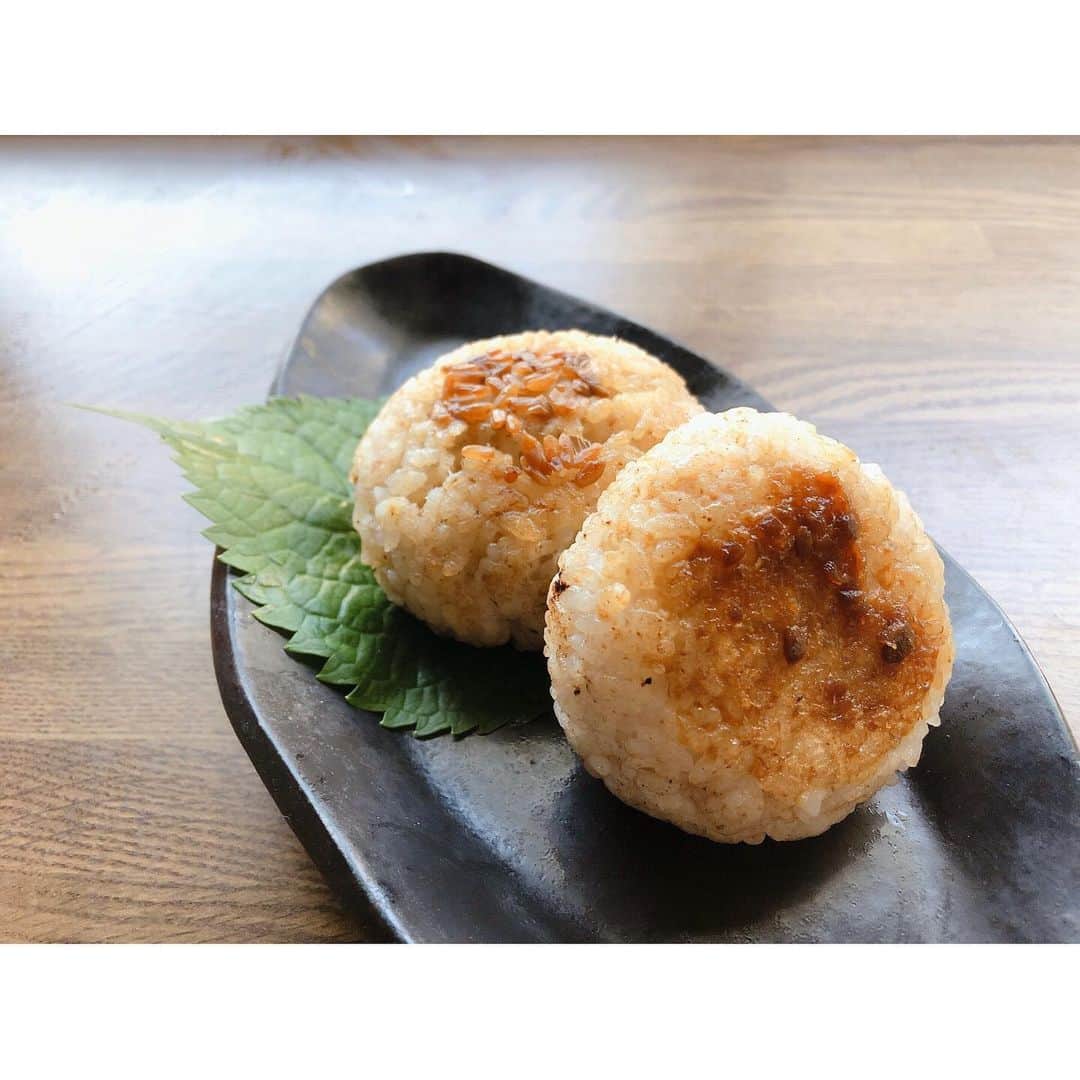 竹中友紀子のインスタグラム：「#祈るおむすびバトン  大好きな神田錦町如月の女将でいらっしゃるまみさん @1987mami よりバトンをいただきました。  コロナウィルスと戦っていらっしゃる方々のお身体が早く回復されることを祈るとともに、同じくコロナウィルスと戦っていらっしゃる医療従事者のみな様には危険と隣り合わせの中ご尽力いただき本当にありがとうございます。  無力な自分が本当に心苦しいですが、今私にできること ＝ #stayhome  そんな想いをこめておむすび結ばせていただきました。  おかかとチーズの焼きおむすび  手前は手前味噌の特製ダレを、 奥のは自家製醤油麹を さらりと塗り、焼きおむすびにしました。  発酵食×発酵食×発酵食  発酵食盛りだくさんおむすびです。 発酵食で免疫力をあげて、元気に乗り越えましょう！  バトンは いつも美しく美味しそうなおウチごはんで自粛生活を楽しませてくださっている料理家のキム・ナレさん @narekim  フランスにて自粛生活ではありますが、日々の生活を慎ましく愉しんでいらっしゃる田村愛さん  @mirror_ai_tamura  にお繋ぎさせていただきたいと思います。  早く日常を取り戻せるよう、今はおウチ時間を楽しみましょう！」