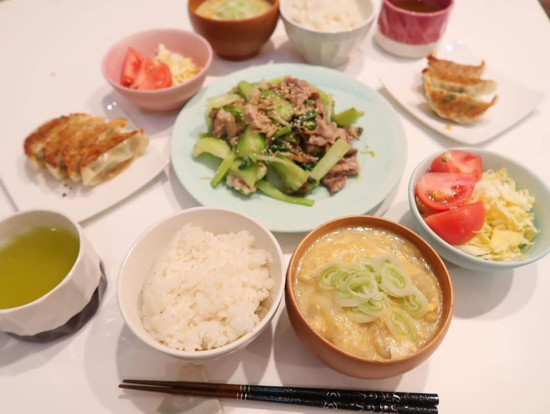 杉岡沙絵子さんのインスタグラム写真 - (杉岡沙絵子Instagram)「今日の夕飯🍴 ・ ✔︎野菜と豚肉の塩麹炒め ✔︎餃子 ✔︎サラダ ✔︎たまごスープ ✔︎ごはん ・ 今日は👶椅子の影からそっと 写真撮るのを見守っていてくれました🥰笑 ・ ・ #アスリート飯#アスリートごはん#ラグビーごはん#おうちごはん#ふたりごはん#クッキングラム#献立#ラガーマン旦那#ラガーマンの嫁#rugby#ラグビー#管理栄養士#アスリートフードマイスター#アスリートフードマイスター2級#離乳食幼児食コーディネーター#フリーアナウンサー」4月27日 18時38分 - saeko_sugioka