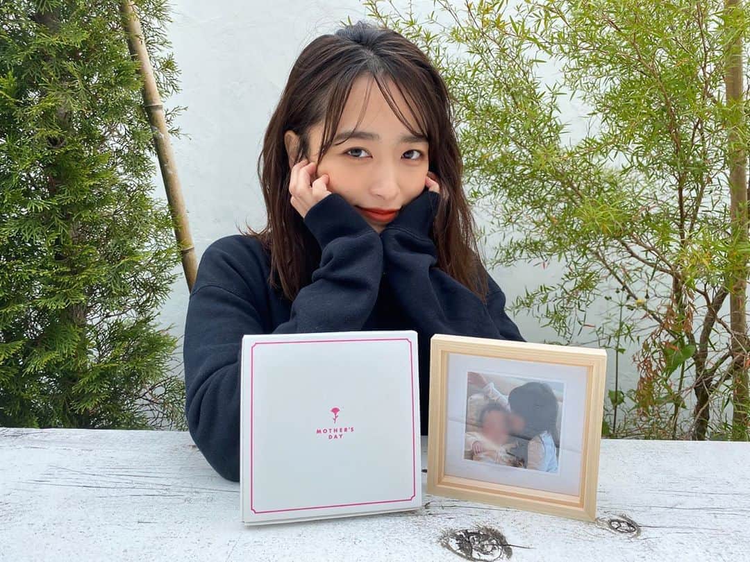 近藤千尋のインスタグラム：「長女が生まれてから3年ずっと 愛用しているスマホアプリ  #みてね から #みてね母の日ギフトが始まりました🥰  お花と一緒に、フォトギフトを 贈ることができるとの事で 今回モニターとして体験させて頂きました❤️ 私が母に送るのはシンプルなフォトフレーム✨ カードもつけられて、箱も可愛い🎁  みてね母の日ギフトの購入は @mitene_official のプロフィールにあるリンクから アプリをダウンロードすると購入できます❣️ ギフトは売れ切れアイテムが出てるので 是非チェックしてみてください😍  クーポンコードをご注文時に 入力するとギフト代金が10%OFF になります➡️CHIPI2020  #みてね #みてねの母の日ギフト #母の日ギフト #pr #OKURU」