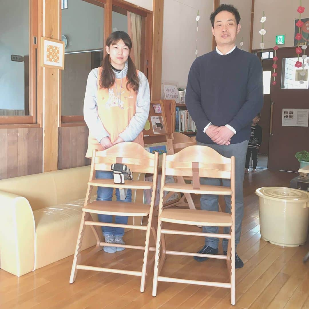 yamatoya(ベビー・キッズ家具の大和屋) さんのインスタグラム写真 - (yamatoya(ベビー・キッズ家具の大和屋) Instagram)「【台風19号被災地へ届け！保育園へベビーチェアを寄付】 .　 昨年10月に日本を襲った台風19号。 この台風は東日本を中心に多くの地域で、大きな被害をもたらしました。 .　 その際、大きな被害を受けた長野市にあるすずらん保育園にこの度ベビーチェアを寄付させていただきました。 .　 この保育園ではこの台風の影響で保育を通常通りできない状況となり、仮設の施設を使って、なんとか運営を行っていたそうです。 .　 yamatoyaでは、そのような状態を知り，何かお役に立てることはないかと 市を通してお声がけをさせていただきました。 .　 半年以上かけ保育環境を整えられ、2020年3月にようやく園をリニューアルして再開できることとなり、そこでyamatoyaではご要望を受けベビーチェアを寄付しました。 .　 子どもたちは早速ベビーチェアに座ってランチタイム♪ ベビーチェアに座って食べれば、お友達や先生とも目線が合って楽しくお食事できますね！ .　 いっぱい食べてすくすくと大きく育ってくれることを楽しみにすると同時に 保育に携わる先生方のお役に立てたらと思います。 .　 このような台風の被害を受けた方々には、心よりお見舞い申し上げます。 yamatoyaの商品が少しでもそういった方たちのお役に立てますように…！ . .  #マテルナ #materna #ベビーチェア #寄付 #被災地支援 #令和元年台風19号 #台風19号 #保育園 #保育施設 #csr #子ども家具 #子育て #子ども #yamatoya #大和屋」4月27日 18時44分 - yamatoya_official