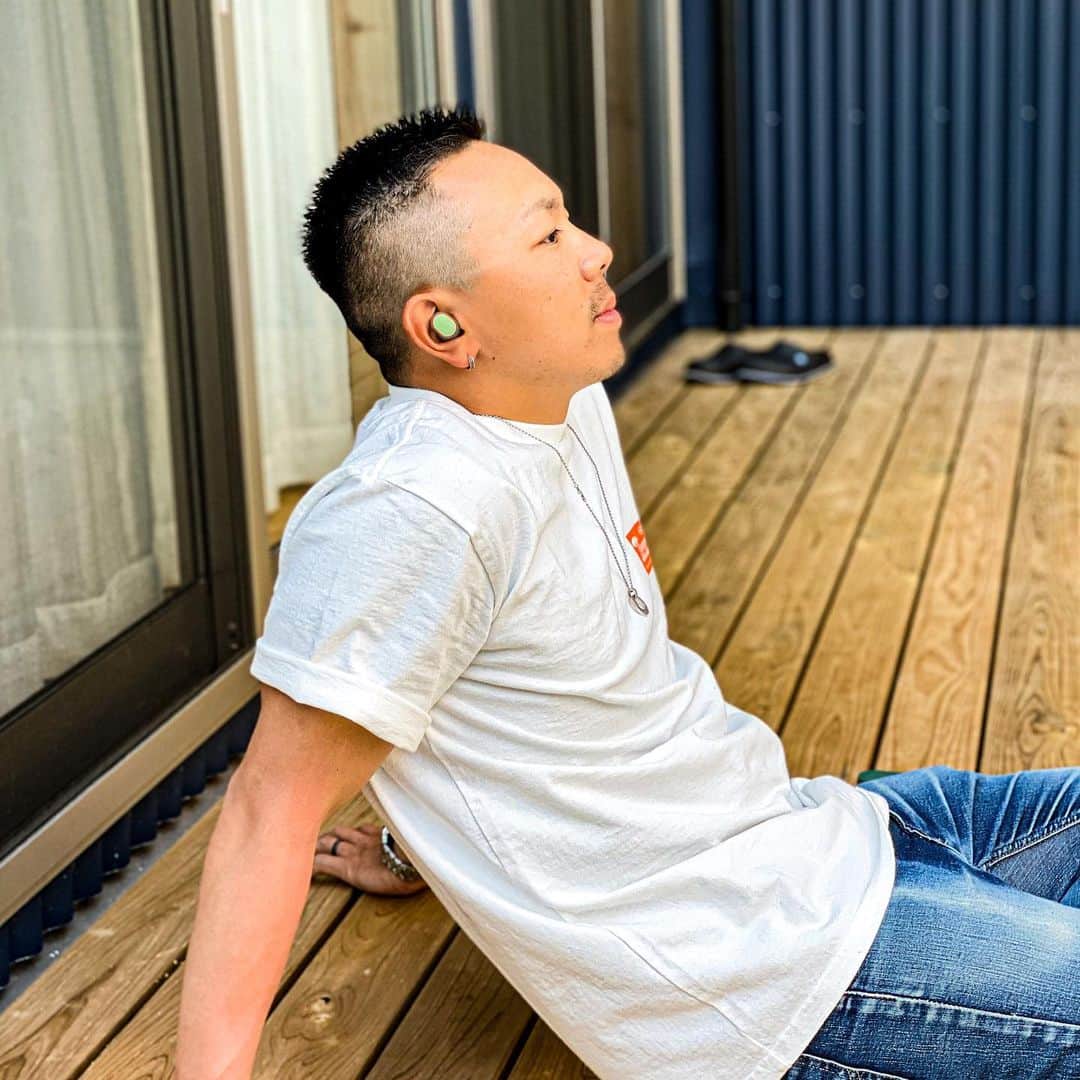 野中泰輔のインスタグラム：「夕方に家のベランダで #スカルキャンディー の #ワイヤレスイヤホン でChillな曲を聴きながらのんびり🌇🎶 天気も良かったし最高な時間👍  #bboytaisuke #おうち時間」