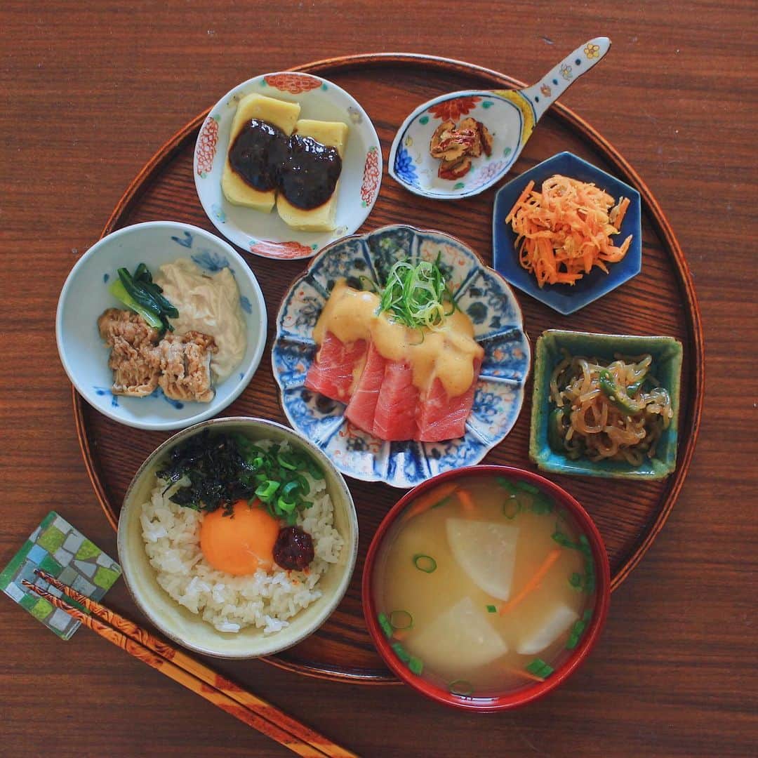Kaori from Japanese Kitchenさんのインスタグラム写真 - (Kaori from Japanese KitchenInstagram)「この前ライブで紹介したニトリのお盆で京おばんざい定食。 ・ こんばんは。 こないだの朝昼ごはん。 納豆定食にしようと思っていたところ 夫が気前よく近所の京料理屋で 中トロを買ってきてくれたので 豪華な朝昼ごはんになりました。 このサシの入り具合に黄身醤油… 毎回ほんとに最高すぎます。 卵かけごはんにコチュジャンとねぎと 韓国海苔フレークをトッピングしたら 思いの外美味しかったです。 自分で作った料理はにんじんと味噌汁の2品、 夫はオムライスと統一感はなし…笑 にんじんしりしりのレシピは また今度アップしますね。 せっかくなんでアレンジ料理も一緒に投稿したいな。 ・ ・ んでもって週末ライブを見てくださった方ありがとうございました。 今回で3回目でしたが毎回参加してコメントくれる方もいてくれて本当に助かってます。ありがとうございます。何も反応が無いとひたすら画面に向かって話しかけてるだけなので…笑　今後もライブ中に何かコメントくれると嬉しいです。 日曜夜21時の配信は危険ですね。 @ouchigohan_ojisan とのコラボ配信、サーバー負荷がかかっていたのか何回もライブが停止してしまい10回入り直しました。質問くださった方、見てくださった方、本当に申し訳ございません。最後の自分の顔、疲れてたし…泣 ということで仕切り直し配信します。平日夜かな？また改めて告知します。 家で料理する時間が増えている方が多いと思います。そして自粛生活疲れが出ている人もいるかと思います。（自分もそのうちの一人）こんな時だからこそ、おうち時間が楽しくなるように、料理する気持ちを盛り上げられたらいいねとタクトくんと話してました。今後もライブ配信していきますので、お時間ある方は次回も見てくださると嬉しいです。配信中に料理を作ったりなど、いろいろと楽しんでもらえるような配信がしたいなと考えております。ご意見お待ちしております。 長々と失礼しました。 ・ 【おしながき】 韓国風卵かけご飯 かぶとにんじんのお味噌汁 中トロと黄身醤油 湯葉と煮穴子 あわ麩のふき味噌田楽 なつめチップス ツナのにんじんしりしり しらたき鞍馬煮 ・ ・ Hi from Tokyo! Weekend’s breakfast:Baked rice w/ egg yolk, chives, and Gochujang, miso soup, medium‐fatty tuna, Yuba and eel, gluten cake w/ sweet miso, jujube chips, stir-fried tuna and carrot, and simmered zen pasta. ・ ・ 2020.04.27 Mon ・ ・ ・ #japanesemeal #washoku #breakfast #朝ごはん #おうちごはん #早餐 #아침밥 #薬膳 #うつわ #自炊 #一汁三菜 #stayhome  #佐藤もも子 #松浦コータロー #ニトリ」4月27日 18時53分 - coco_kontasu