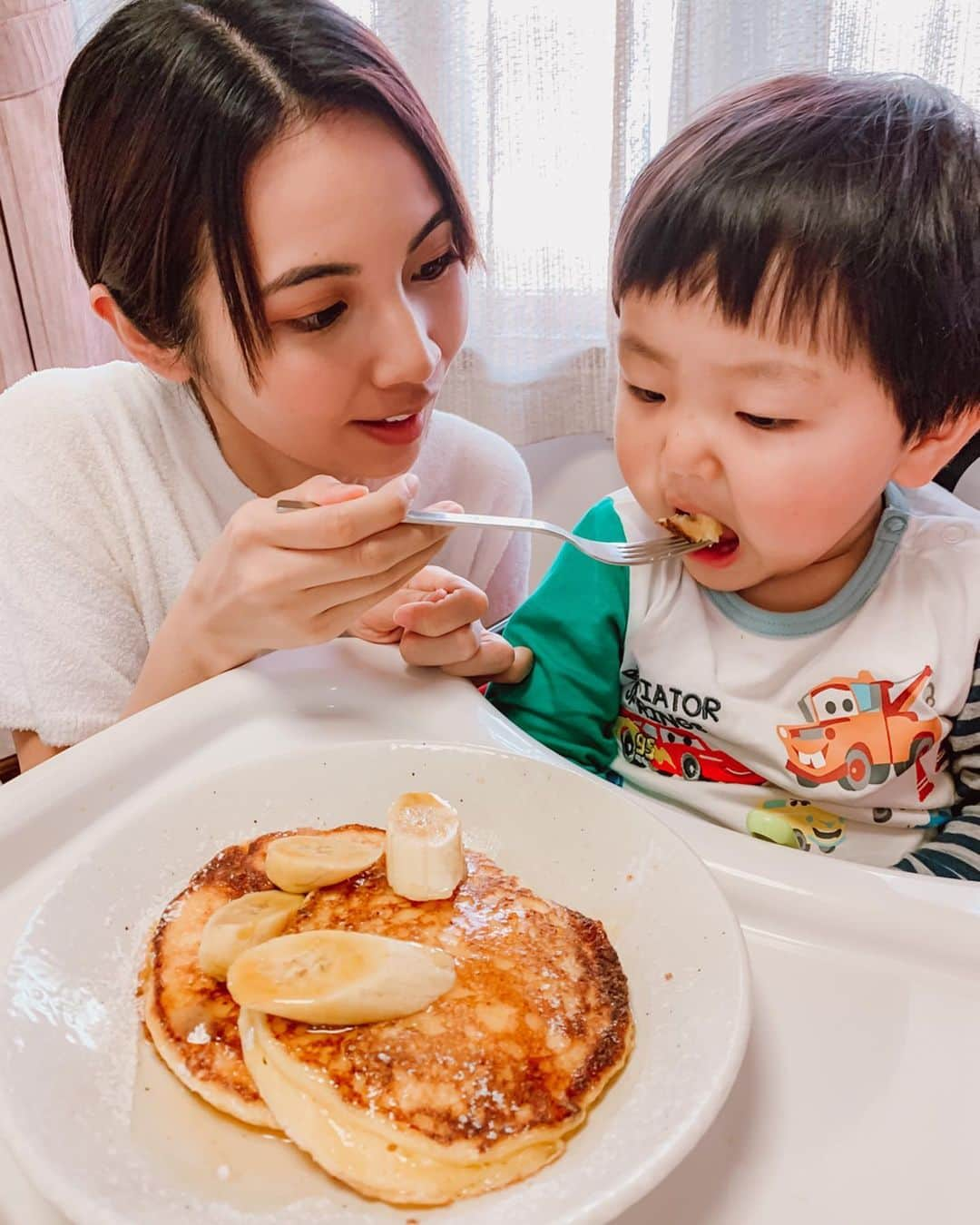 DJ Cellyさんのインスタグラム写真 - (DJ CellyInstagram)「今日はリコッタチーズパンケーキの作り方です👩‍🍳🥞. . 先日リコッタチーズの作り方をアップしたら、作ったよって沢山DMを頂いたので 是非そのリコッタチーズを使って、作ってもらえたら🙏🏻💕. . . 材料(2個分) . 薄力粉　40g ベーキングパウダー　2g 塩ひとつまみ 卵　１つ (卵黄と卵白を分ける) 牛乳　40g リコッタチーズ  70g . 1.ボウルに卵黄、牛乳、リコッタチーズを入れ、軽くゴムベラで混ぜ合わせる。 2.薄力粉、ベーキングパウダー、塩を合わせて1にふるい入れゴムベラで混ぜ合わせる。 3.別のボウルに卵白を入れ、ツノが立つくらい泡立て器でメレンゲを立てる。 4.2に3を二回に分けてゴムベラで合わせる。※メレンゲを潰さないように混ぜすぎないように注意 5.フライパンにバターをひき、生地を入れ、弱火で焼いたら完成！ . 甘さがないので、メープルシロップをかけてね🍯♥️. . . これはね、美味しいです。 めっちゃ美味しいです。 私のパンケーキ史上1番美味しいと思います。 . 元はbillsのパンケーキのレシピなんだけど、作りやすすく、量りやすくした物です。 リコッタチーズは少し多めに入ってます🥺. . 甥っ子も嬉しそうに食べてくれます笑 . そして明日２８日火曜日20:00〜茶割のシェフの @chawari.chef さんとお料理インスタライブをやります👩‍🍳. お題は韓国料理🌶！ チーズダッカルビを作るので是非ご覧あれ💁‍♀️♡. レシピや作り方はもちろん、美味しくなるコツなんかも教えてくれるみたいなので、楽しみ🥰. . .  #おうちカフェ #パンケーキ #手作りパンケーキ #3時のおやつ #手作り #リコッタチーズ #パンケーキ #おうち時間 #ばなな #リコッタパンケーキ #リコッタチーズパンケーキ #リコッタチーズのパンケーキ #おやつ #レシピ #リコッタチーズパンケーキレシピ #リコッタチーズパンケーキ作り方 #パンケーキレシピ #レシピ動画 #パンケーキ作り方 #おやつの時間 #今日のおやつ」4月27日 19時04分 - celly_cecilia