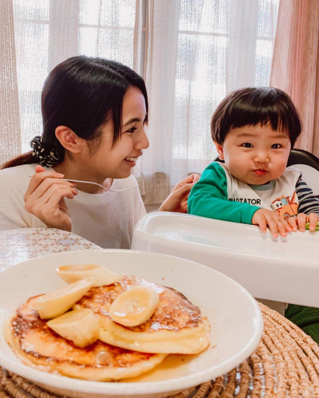 DJ Cellyさんのインスタグラム写真 - (DJ CellyInstagram)「今日はリコッタチーズパンケーキの作り方です👩‍🍳🥞. . 先日リコッタチーズの作り方をアップしたら、作ったよって沢山DMを頂いたので 是非そのリコッタチーズを使って、作ってもらえたら🙏🏻💕. . . 材料(2個分) . 薄力粉　40g ベーキングパウダー　2g 塩ひとつまみ 卵　１つ (卵黄と卵白を分ける) 牛乳　40g リコッタチーズ  70g . 1.ボウルに卵黄、牛乳、リコッタチーズを入れ、軽くゴムベラで混ぜ合わせる。 2.薄力粉、ベーキングパウダー、塩を合わせて1にふるい入れゴムベラで混ぜ合わせる。 3.別のボウルに卵白を入れ、ツノが立つくらい泡立て器でメレンゲを立てる。 4.2に3を二回に分けてゴムベラで合わせる。※メレンゲを潰さないように混ぜすぎないように注意 5.フライパンにバターをひき、生地を入れ、弱火で焼いたら完成！ . 甘さがないので、メープルシロップをかけてね🍯♥️. . . これはね、美味しいです。 めっちゃ美味しいです。 私のパンケーキ史上1番美味しいと思います。 . 元はbillsのパンケーキのレシピなんだけど、作りやすすく、量りやすくした物です。 リコッタチーズは少し多めに入ってます🥺. . 甥っ子も嬉しそうに食べてくれます笑 . そして明日２８日火曜日20:00〜茶割のシェフの @chawari.chef さんとお料理インスタライブをやります👩‍🍳. お題は韓国料理🌶！ チーズダッカルビを作るので是非ご覧あれ💁‍♀️♡. レシピや作り方はもちろん、美味しくなるコツなんかも教えてくれるみたいなので、楽しみ🥰. . .  #おうちカフェ #パンケーキ #手作りパンケーキ #3時のおやつ #手作り #リコッタチーズ #パンケーキ #おうち時間 #ばなな #リコッタパンケーキ #リコッタチーズパンケーキ #リコッタチーズのパンケーキ #おやつ #レシピ #リコッタチーズパンケーキレシピ #リコッタチーズパンケーキ作り方 #パンケーキレシピ #レシピ動画 #パンケーキ作り方 #おやつの時間 #今日のおやつ」4月27日 19時04分 - celly_cecilia