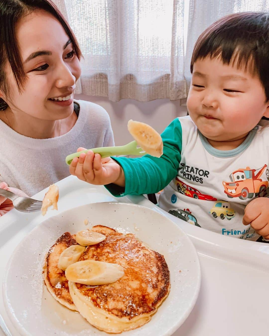 DJ Cellyさんのインスタグラム写真 - (DJ CellyInstagram)「今日はリコッタチーズパンケーキの作り方です👩‍🍳🥞. . 先日リコッタチーズの作り方をアップしたら、作ったよって沢山DMを頂いたので 是非そのリコッタチーズを使って、作ってもらえたら🙏🏻💕. . . 材料(2個分) . 薄力粉　40g ベーキングパウダー　2g 塩ひとつまみ 卵　１つ (卵黄と卵白を分ける) 牛乳　40g リコッタチーズ  70g . 1.ボウルに卵黄、牛乳、リコッタチーズを入れ、軽くゴムベラで混ぜ合わせる。 2.薄力粉、ベーキングパウダー、塩を合わせて1にふるい入れゴムベラで混ぜ合わせる。 3.別のボウルに卵白を入れ、ツノが立つくらい泡立て器でメレンゲを立てる。 4.2に3を二回に分けてゴムベラで合わせる。※メレンゲを潰さないように混ぜすぎないように注意 5.フライパンにバターをひき、生地を入れ、弱火で焼いたら完成！ . 甘さがないので、メープルシロップをかけてね🍯♥️. . . これはね、美味しいです。 めっちゃ美味しいです。 私のパンケーキ史上1番美味しいと思います。 . 元はbillsのパンケーキのレシピなんだけど、作りやすすく、量りやすくした物です。 リコッタチーズは少し多めに入ってます🥺. . 甥っ子も嬉しそうに食べてくれます笑 . そして明日２８日火曜日20:00〜茶割のシェフの @chawari.chef さんとお料理インスタライブをやります👩‍🍳. お題は韓国料理🌶！ チーズダッカルビを作るので是非ご覧あれ💁‍♀️♡. レシピや作り方はもちろん、美味しくなるコツなんかも教えてくれるみたいなので、楽しみ🥰. . .  #おうちカフェ #パンケーキ #手作りパンケーキ #3時のおやつ #手作り #リコッタチーズ #パンケーキ #おうち時間 #ばなな #リコッタパンケーキ #リコッタチーズパンケーキ #リコッタチーズのパンケーキ #おやつ #レシピ #リコッタチーズパンケーキレシピ #リコッタチーズパンケーキ作り方 #パンケーキレシピ #レシピ動画 #パンケーキ作り方 #おやつの時間 #今日のおやつ」4月27日 19時04分 - celly_cecilia