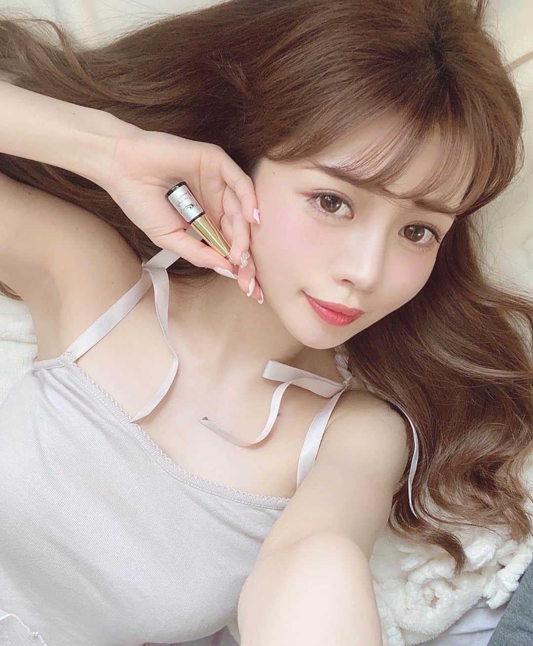 のインスタグラム：「ベッドでゴロゴロ🥰 . 幸せなおうち時間です💕 . . 手に持っているのはお休みタイムにおすすめな ナイトアイボーテ👁 一重や二重に悩んでいる子は使ってみるといいかも💫 . 目元ケアのために他の商品も試したことがあるけど これは美容成分がたっぷりで荒れませんでした✨ . 映画みて号泣したときなどに、 私はまぶたの浮腫み対策として使ってます💕 . @nighteyebeaute . . . .  #ナイトアイボーテ#二重#ふたえ#一重から二重#夜用#二重コスメ#可愛いは作れる#おでこ#でこ#おでこちゃん#おやすみ#おうち時間#おうち美容 ​」