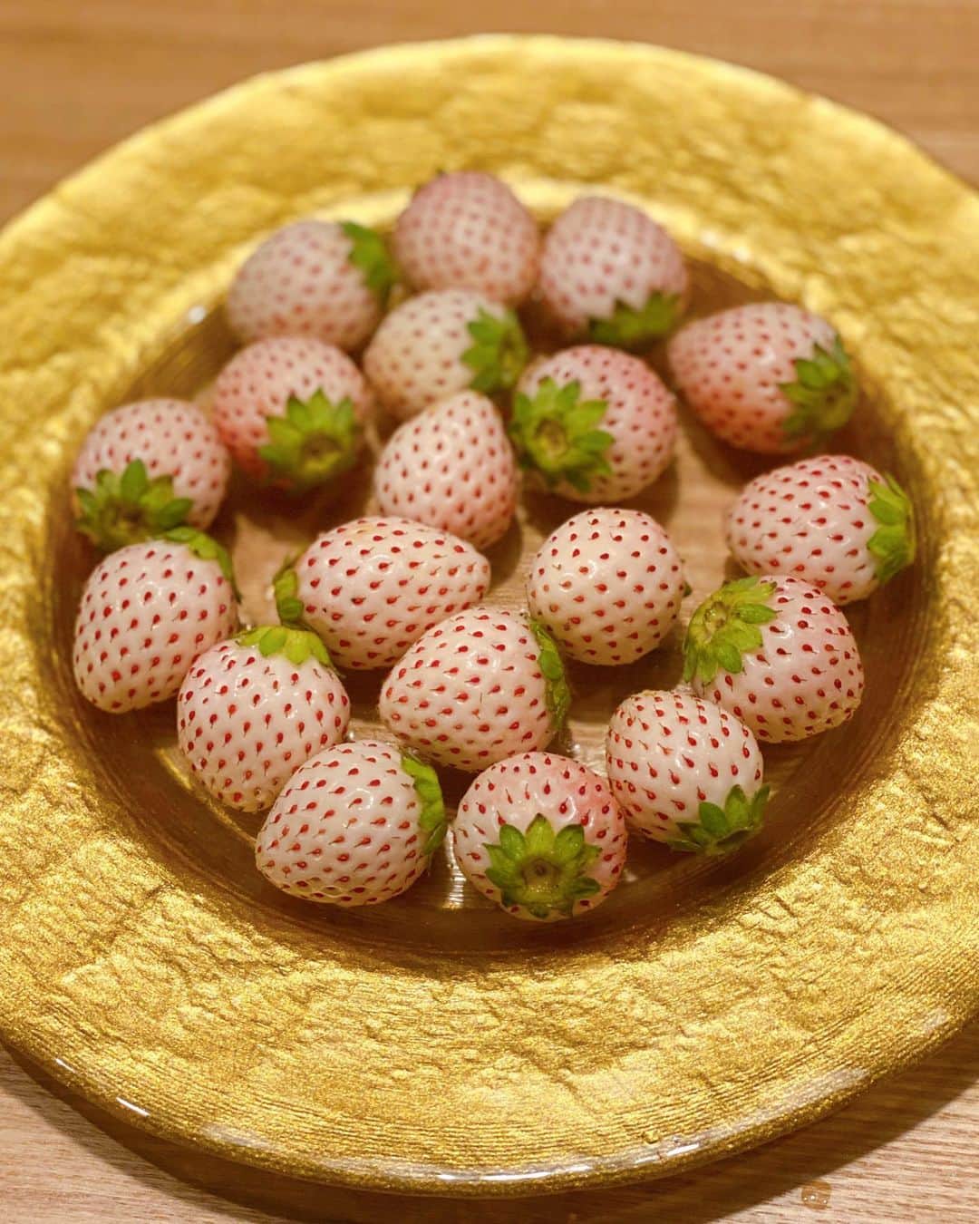秋山具義さんのインスタグラム写真 - (秋山具義Instagram)「白いちご、めちゃくちゃ甘い。というか、甘すぎて、サクマの「いちごみるく」飴の味がするw ﻿ #白いちご #具義スイーツ2020 #おうち時間」4月27日 19時08分 - gugitter