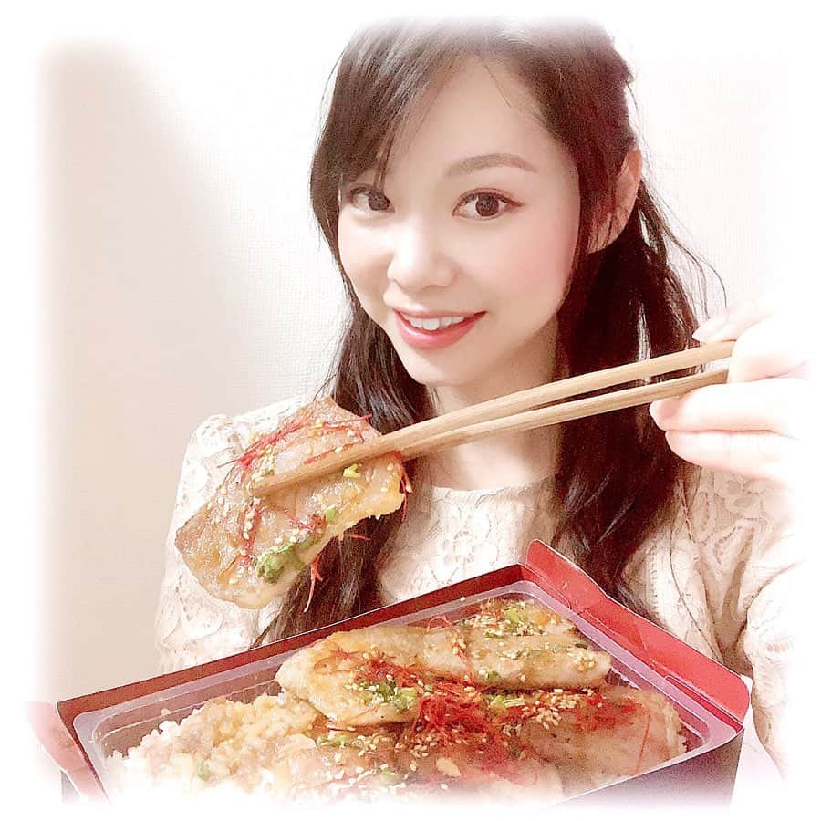 柴本愛沙さんのインスタグラム写真 - (柴本愛沙Instagram)「#stayhome  たまにの“ご褒美ご飯”に行けないから ちょっぴり贅沢なテイクアウトを🍴  本格溶岩焼肉 みやび @miyabi.roppongi の A5希少部位特上焼肉弁当。 たっぷり140g😋😋 . お弁当でA5ランク和牛が食べられるなんて 幸せでしかない💕 そして、付け合わせのキムチとナムルが これまた、たまらないんです。 全てお店の味そのままなの♡ パワーついたから、明日からまた頑張る！  自粛モードが終わったら、 お店にも食べに行きたいなぁ。  #おうち時間 #ご褒美ごはん #ご褒美ランチ #本格溶岩焼肉みやび #焼肉 #本格溶岩焼肉 #みやび焼肉弁当 #六本木焼肉 #テイクアウト #焼肉弁当 #先飯 #おうちごはん #家飲み #togo #takeout #持ち帰り #テイクアウトランチ #lunch #pr #コラボベース #A5ランク #希少部位 #贅沢 #本格的 #お店の味をご家庭で  #ごちそうさまでした #六本木 #麻布十番」4月27日 19時11分 - aisa_shibamoto
