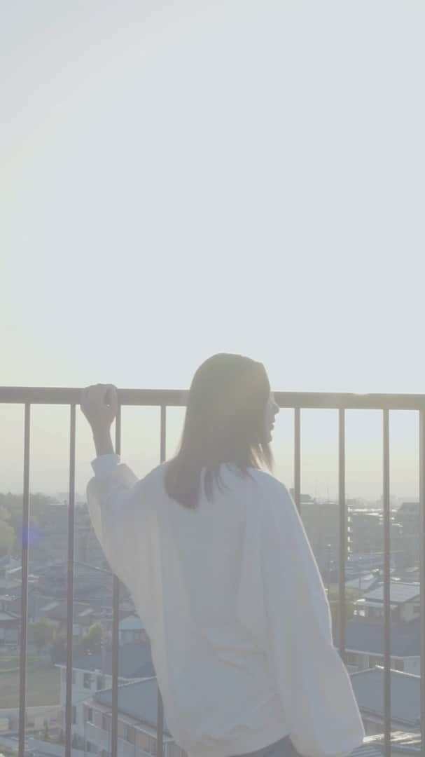 のインスタグラム：「はやくいつもの生活に戻れますように。 お家時間で聴いてみてね  2nd Single 「カラフル世界」 iTunesでも配信されてます！ you tubeにも載ってるよぅ。 🎤歌:市來杏香　@ichiki_kyoka 🎼音楽:hiro4t　@hiro4t 📸映像:Daisuke Urano　@_disk__」