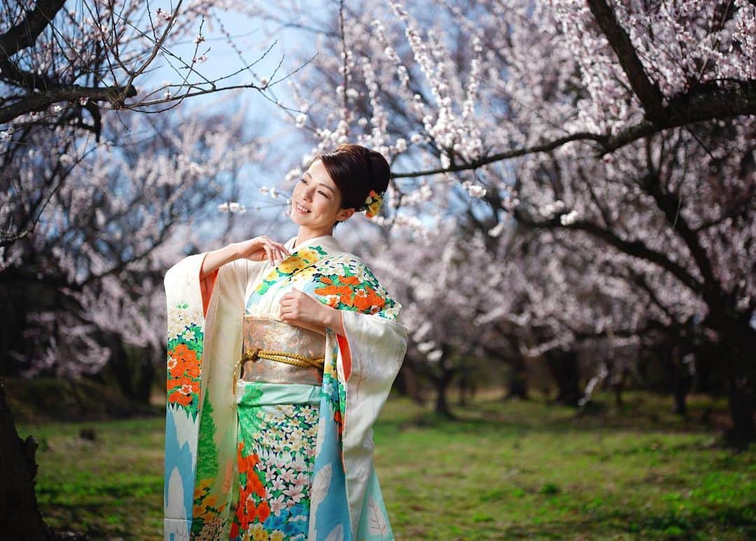 イルコ光の魔術師のインスタグラム：「わぁ、青森県の桜で撮影🌸❗️Sigma 28mm f/1.4で撮影、当然フル開放です❗️左からストロボ1灯でライティングで、ルーセントアンブレラ使用❗️. . モデル: @sakura.0510 . . 新しい @ilkomobile アカウントにiPhoneで撮ってるポートレートもアップしますよ！いい光があればカメラ&レンズはなんでもいいと思います . . #ストロビスト #ポートレート #花見 #135mm #Sigma #instagramjapan #青森 #東京カメラ部 #ig_today #igersjp #tokyocameraclub #instalike #instagramhub #team_jp_ #vscogoodshot #strobist #strobistlighting #portrait_perfection #iphonephotography #イルコ #光の魔術師 #桜 #instagramhub #カメラ女子 #iphoneography  #lovers_nippon #ファインダー越しの私の世界 #写真好きな人と繋がりたい #portrait」