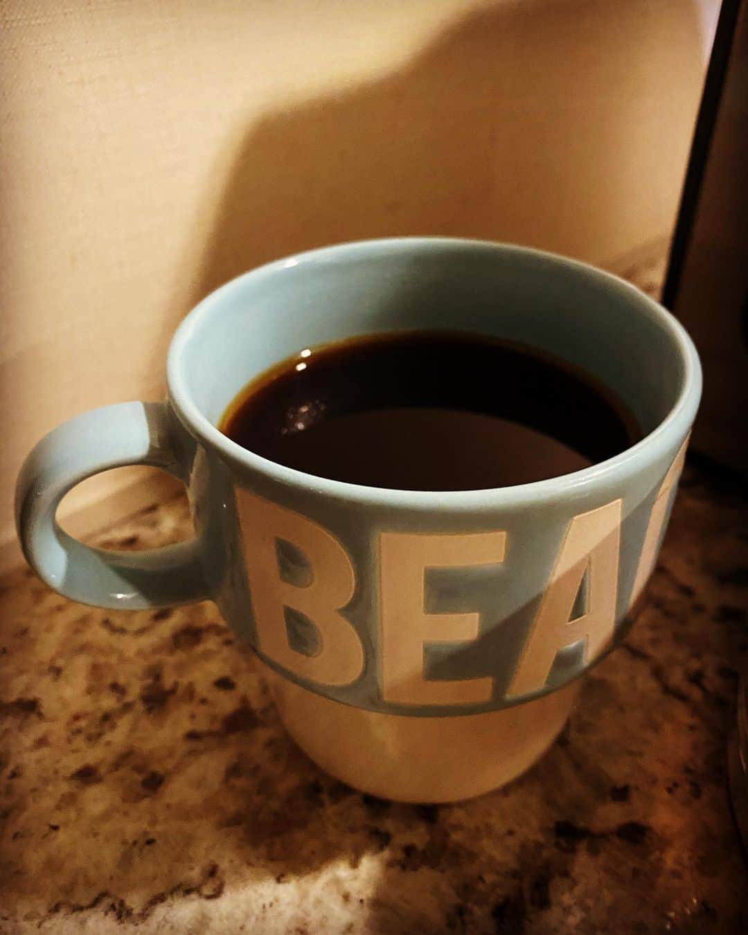 木下康太郎さんのインスタグラム写真 - (木下康太郎Instagram)「* 私、毎朝必ずコーヒーを飲みます。  早朝の番組前もアナウンス室でコーヒーを飲んでから行きます☕️ . そんなルーティンも早10年。 遂に最近、念願の豆から挽いてくれるミル機能付きのコーヒーメーカーをゲットしました。  ちょっといつもより手間はかかるんですが、それでも全然いいんです✨ それにしても、コーヒーって本当に奥深いですね…調べれば調べるほど、どんどんその魅力の虜に。 このコーヒー豆一つにとてつもない歴史と労力が詰まっています。 だから、世界中で愛されているんでしょうか？  最近の休日の楽しみは朝起きて、まずコーヒーを入れること。 今朝も、コーヒーメーカーが豆を挽く音を聴きながら一人でニヤニヤしていました。  そして、出来上がったコーヒーを飲みながらなんて美味しいんだろうと余韻に浸っていたわけですが、もっと今の世の中の状況が良くなれば、このコーヒーももっと美味しく感じるのかな？なんて一人で想う休日の朝でした。  長々とすみません！  皆さん、今週も頑張りましょう。  #コーヒーメーカーのある生活 #ちなみにアメリカンが好き #フジテレビ #アナウンサー」4月27日 19時24分 - kotaro_kinoshita0906