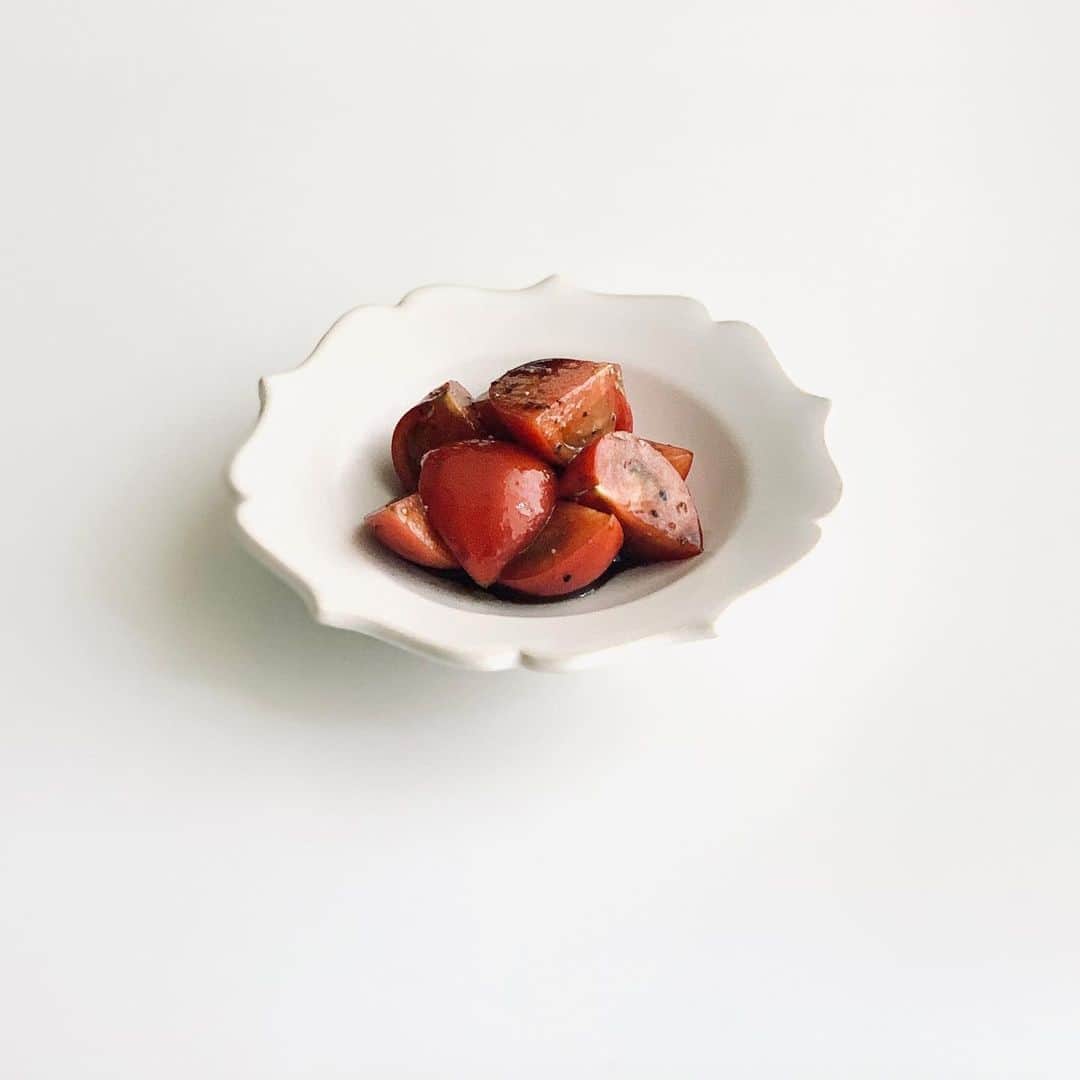 haconiwa / 箱庭さんのインスタグラム写真 - (haconiwa / 箱庭Instagram)「家で食事をすることが増えた今、改めて料理をのせる器って大事だなぁと思う日々です。  こちらは、以前テーブルウェアフェスティバルで購入した萩焼の天龍窯の器。トマトをバルサミコ酢とオリーブオイルで和えただけのシンプルな料理だけど、お気に入りの器を使うだけで嬉しい気持ちになります。  そんな器好きの方に朗報。GWに各地で開催される陶器市ですが、今年はリアルでの開催が難しいため、オンラインで実施されるところがいくつかあるようです。後日、haconiwaでも取り上げたいと思いますので、チェックしてみてくださいね。  #器 #器好き #萩焼 #天龍窯 #陶器市」4月27日 19時30分 - haconiwa_mag