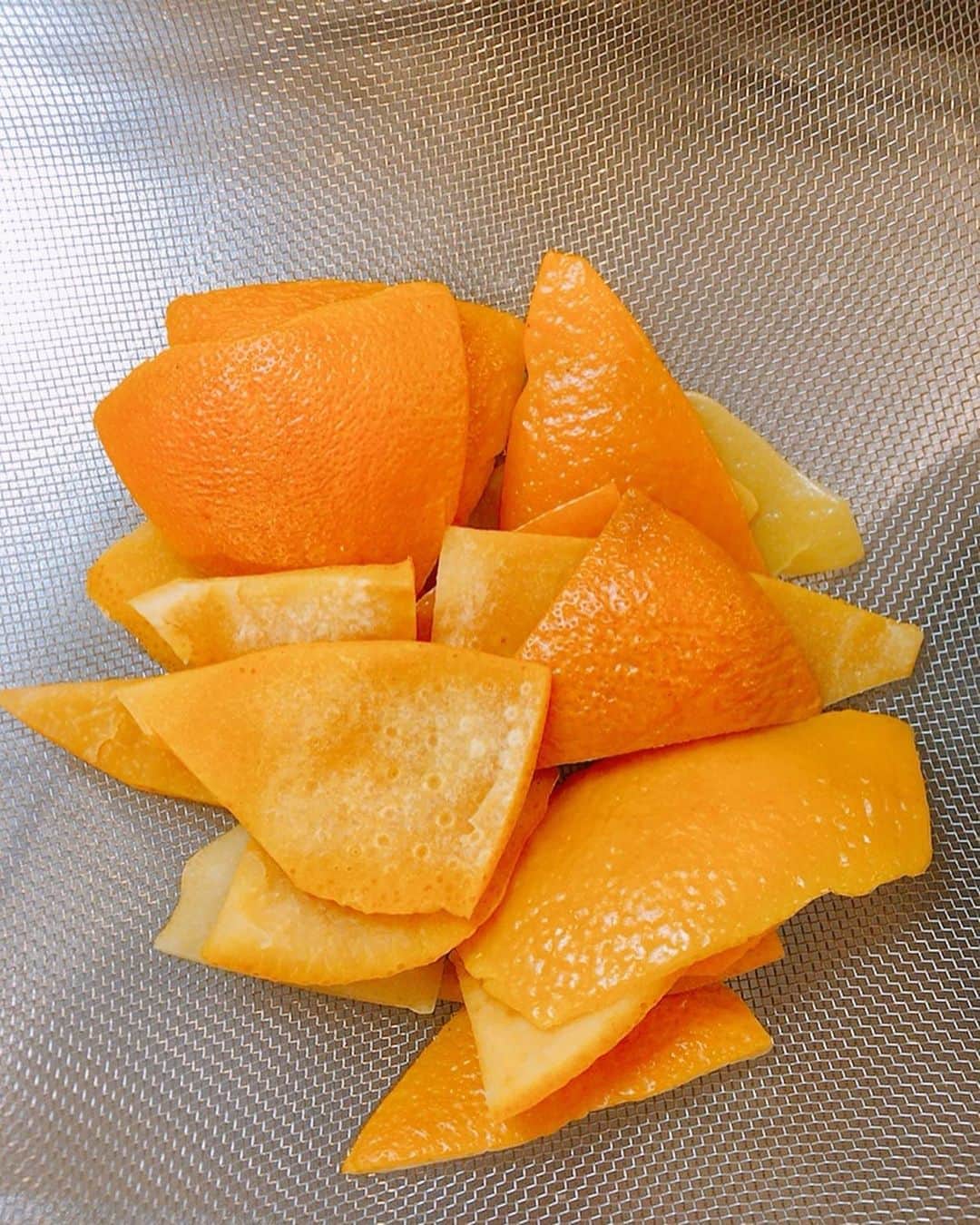 佐藤千晶さんのインスタグラム写真 - (佐藤千晶Instagram)「柑橘類のジャム🍊  #いただいた柑橘類で #柑橘類のジャム #ジャム作り #作ってる間も香りに癒される #パンにチーズにドレッシングに #いろいろ使える😊」4月27日 19時44分 - satochiaki125