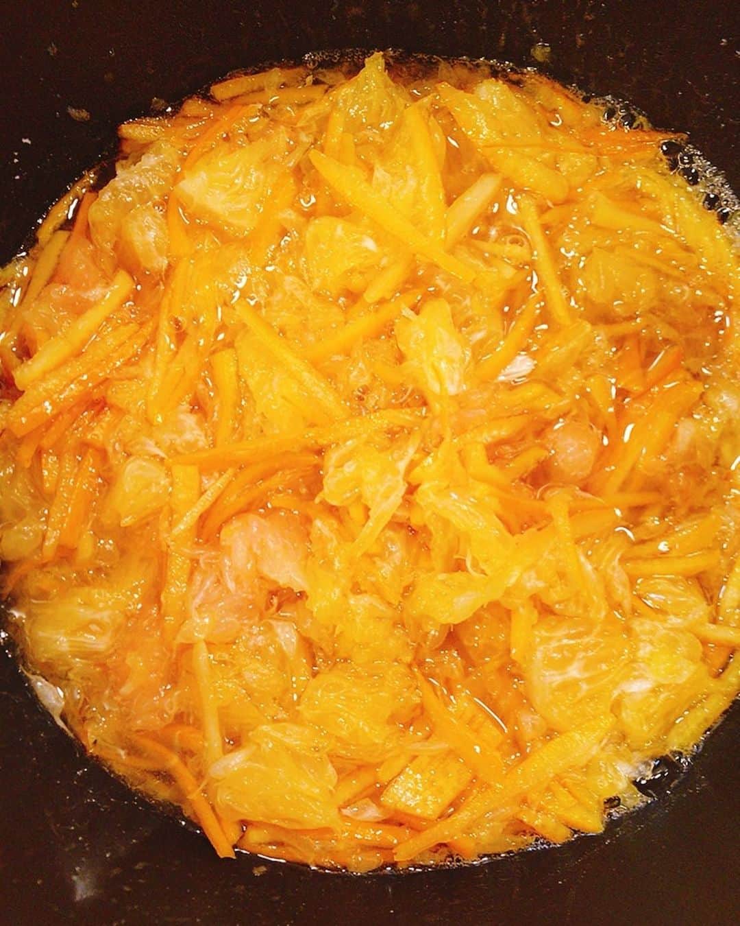 佐藤千晶さんのインスタグラム写真 - (佐藤千晶Instagram)「柑橘類のジャム🍊  #いただいた柑橘類で #柑橘類のジャム #ジャム作り #作ってる間も香りに癒される #パンにチーズにドレッシングに #いろいろ使える😊」4月27日 19時44分 - satochiaki125