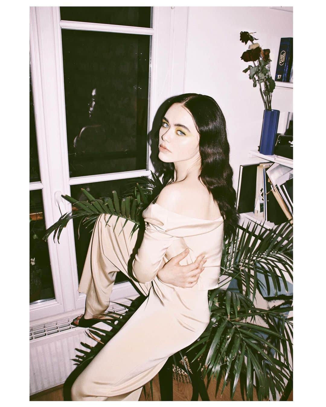 クリスティナ・バザンのインスタグラム：「Shot by @axlejozeph / Hair @paulinebrunel MUA @jadelasalade Styling @anaiskevorkian」