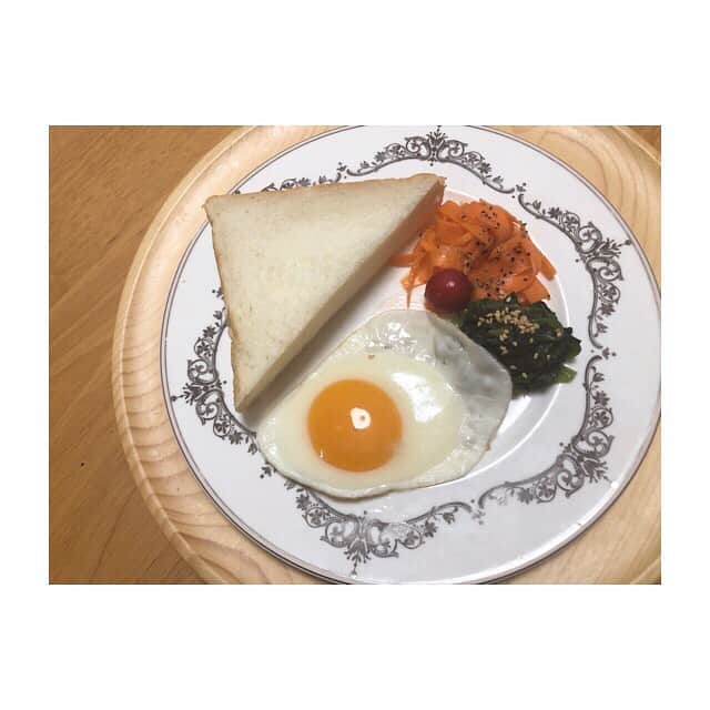 みのり(26)＠東京 ダイエットのインスタグラム：「朝ごはん . . #生食パン キャロットらぺ ほうれん草 目玉焼き🍳 . . おはよー♡ 世の中のジョシはこれで満足するのか？ いや、わたしはこれだと力が出ないな。(笑) . ま、仕事で消費してきます🤣 ビタミンミネラルのサプリ、飲もう。(笑) . #カフェ風ごはん . . #stayhome #おうち時間 . ◉ライザップ公認の紹介アンバサダーです。 〜紹介特典で、お安く入会できます〜 . ▶︎全国どの店舗でもOK ▷２週間のトライアルコースもあります(^_^)/ ▶︎カウンセリング予約前にご連絡ください . ◎入会やカウンセリングをお考えの方、 ご質問なども、DM✉️ください。 . ★トレーニング見学もできます★ . 📺RIZAP TVCM出演 🏅RIZAP BMG ファイナリスト2017.2018 . #rizap #ライザップ . #ダイエット #diet #ダイエット日記 #レコーディングダイエット #instadiet #ダイエット仲間募集 #ダイエッター #公開ダイエット  #朝ごはん #朝御飯 #morning #カフェごはん #おうちごはん #糖質制限 #healthyfood #healthylifestyle #oneplate #toastbread #うちカフェ #食パン」