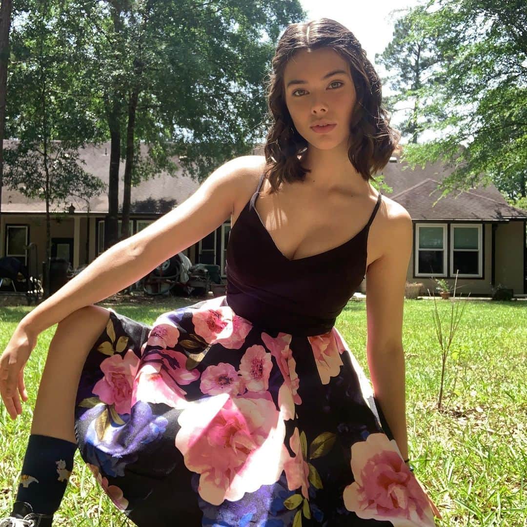 Laneya Graceさんのインスタグラム写真 - (Laneya GraceInstagram)「I’ll be the first to admit that I don’t know anything about lighting but I was determined to put on my homecoming dress and take some cute pictures because I felt like it #model #twtx #wlyg」4月28日 5時11分 - official_laneya_grace