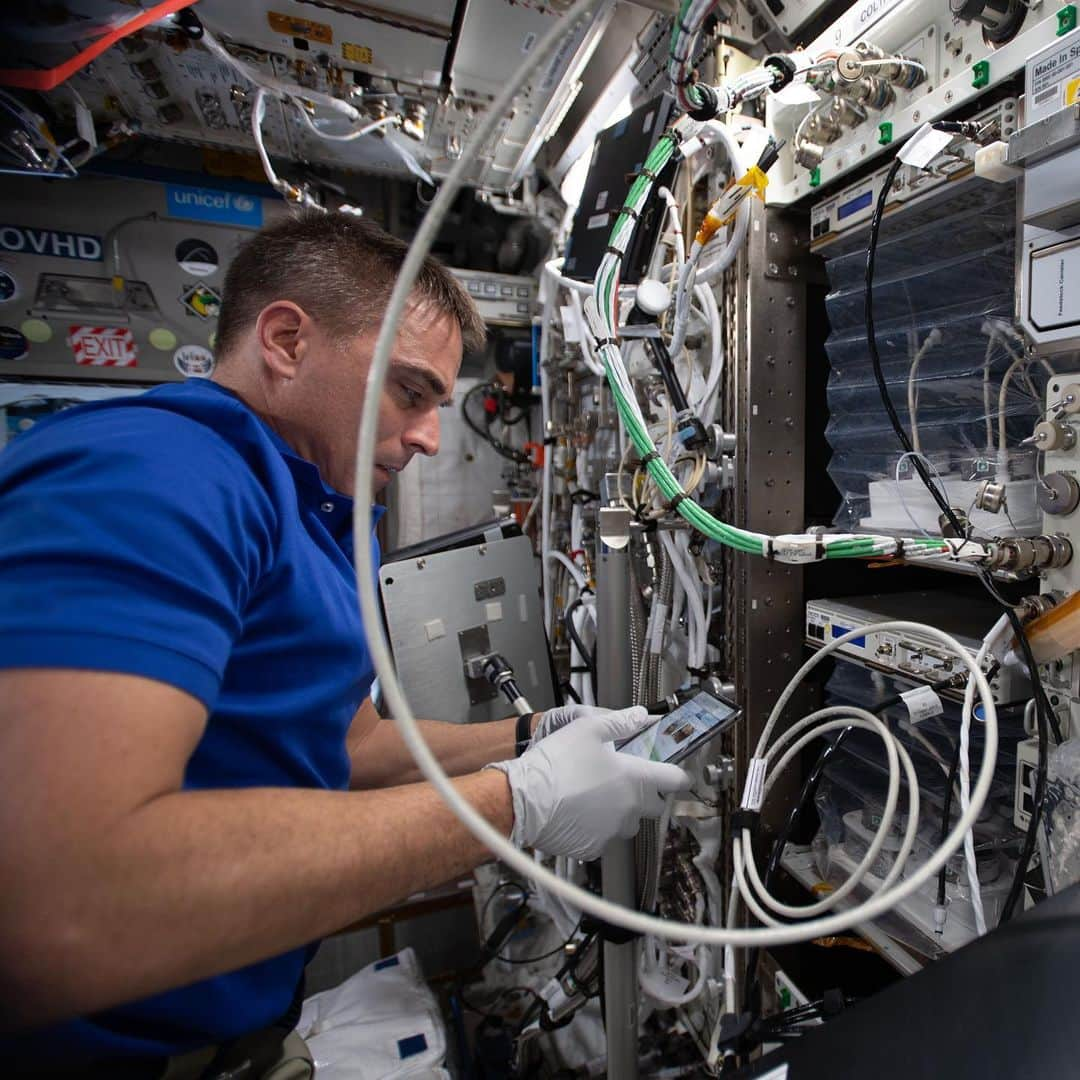 国際宇宙ステーションさんのインスタグラム写真 - (国際宇宙ステーションInstagram)「NASA astronaut Chris Cassidy (@astro_seal) is the Expedition 63 commander aboard the International Space Station. Cassidy has been on the orbiting lab since April 9 conducting space research benefiting human health, industry and technology. #nasa #astronaut #science #research #health #industry #technology #international #space #station」4月28日 5時22分 - iss