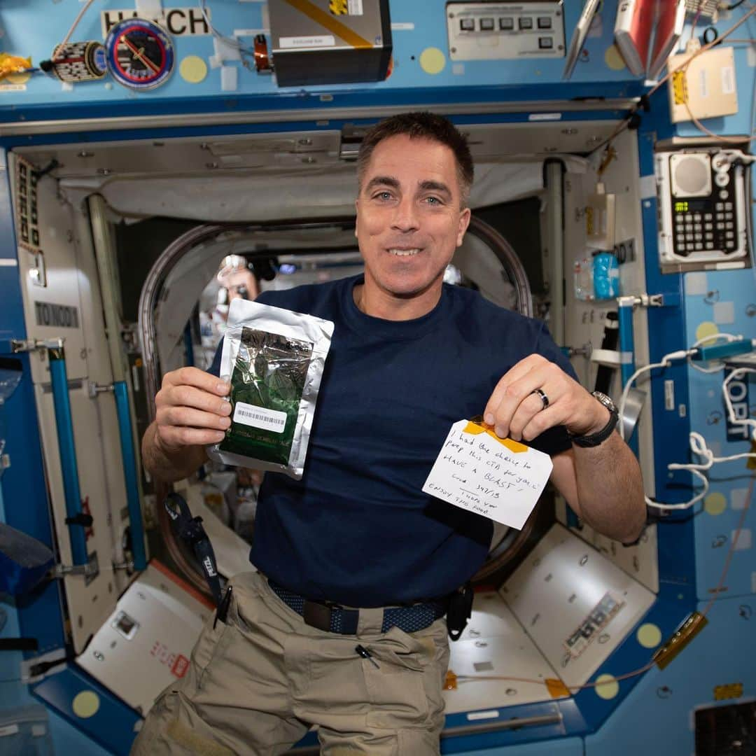 国際宇宙ステーションさんのインスタグラム写真 - (国際宇宙ステーションInstagram)「NASA astronaut Chris Cassidy (@astro_seal) is the Expedition 63 commander aboard the International Space Station. Cassidy has been on the orbiting lab since April 9 conducting space research benefiting human health, industry and technology. #nasa #astronaut #science #research #health #industry #technology #international #space #station」4月28日 5時22分 - iss