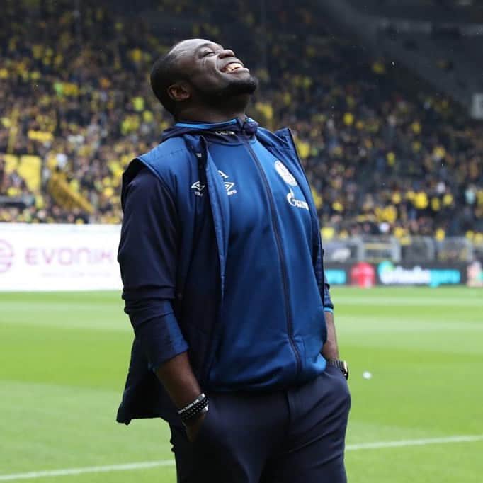 ゲーラルド・アサモアのインスタグラム：「Heute vor einem Jahr.... 😁  #tb #Derby 🔵⚪️」