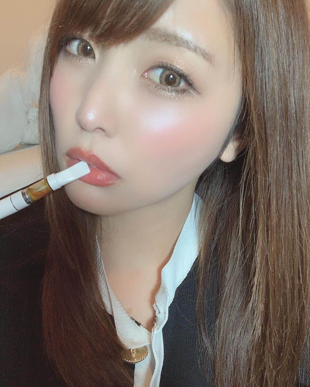 新村あかりのインスタグラム：「プラスウィードのCBD60%カートリッジ届いたよ〜！！ リラックスできてとってもよい。。❤︎ 私は寝る前によく使うよ👍  ニコチン、タールなしだから煙草減らして こっちも吸うようにしてるんだー！ もちろん違法なものじゃないからね。笑  みんなも良かったら試してみてね！  @plusweed_grbw  #プラスウィード #CBD #CBDリキッド #フルスペクトラム #高濃度 #60パーセント #ドンキで買える #シーシャ #チル #チルアウト」
