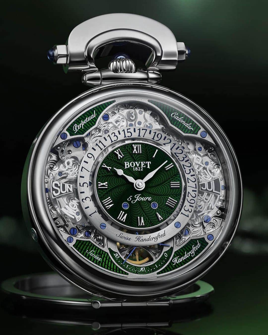 Daily Watchさんのインスタグラム写真 - (Daily WatchInstagram)「The @Bovet1822 Virtuoso VII Perpetual Calendar with stunning green guilloché dial. It comes with the iconic patented Amadéo case that allows the collector to wear the timepiece with a reversible bracelet, as a pocket watch, or display as an elegant desk clock #Bovet #DailyWatchWeek」4月28日 5時52分 - dailywatch