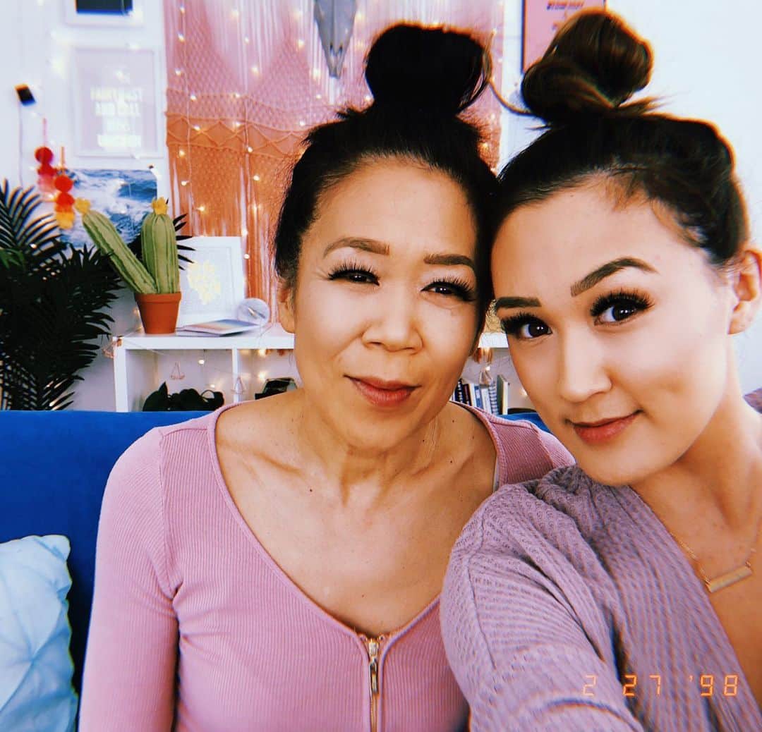 Lauren Riihimakiさんのインスタグラム写真 - (Lauren RiihimakiInstagram)「happy birthday to @momdiy ! my rock, the first person I call with good or bad news, my inspiration for just about everything and the only person who can make moose look so disproportionally massive - I love you forever and happy birthday to the best mom ever ever everrrrrrr 🥺❤️ also if u ever think about leaving a hate comment towards me, swipe to the last pic to see what ur up against.... u are no match for MomDIY」4月28日 6時01分 - laurdiy