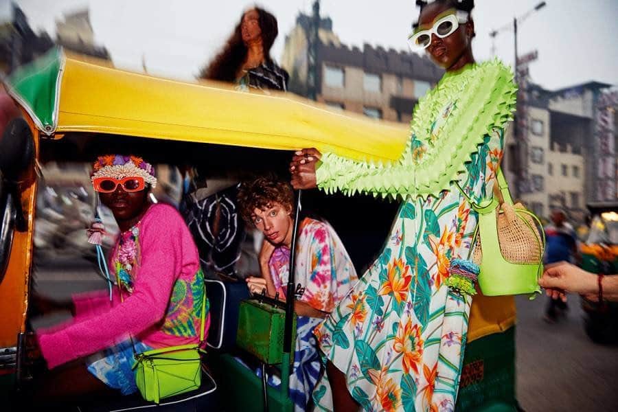 のインスタグラム：「「ロエベ（LOEWE）」が「パウラズ イビザ（Paula’s Ibiza）」とコラボレーションした「パウラズ イビザ 2020」を発表した。 　同コレクションは、かつてスペイン・イビザ島にあった人気のショップ「パウラズ イビザ」とのコラボレーションにより2017年5月にローンチした。同店のプリント生地のアーカイブや同地の人々の文化からインスピレーションを受けて製作。「ロエベ」の初夏を彩る人気のコレクションだ...続きはプロフィールリンクから  #loewe #paulasibiza #fashion #bag #sryle #mode #moda #ロエベ  #パウラズイビザ #ファッション @loewe」