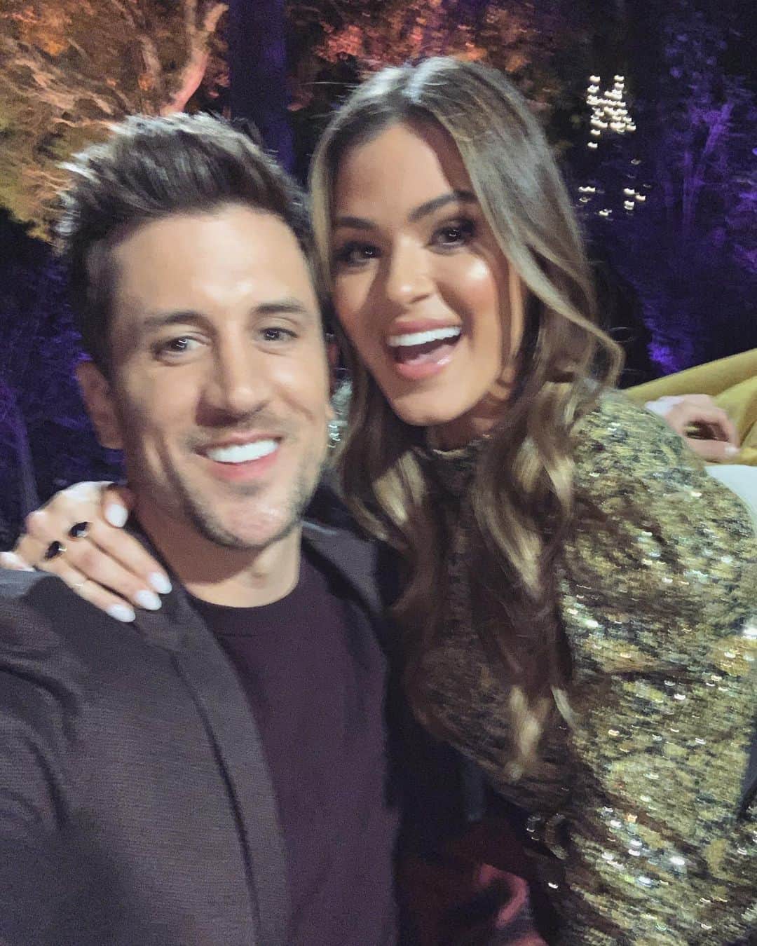 ジョーダン・ロジャースのインスタグラム：「BLURRY...kind of like my memory of what it was like back when we had a social life 😂 but hey, before all this craziness we hung out with some pretty cool people (sorry for the crop fail 😬😂) and filmed a little something called @listentoyourheartabc Check it out tonight 8/7c on ABC. I guarantee you don’t have plans... @joelle_fletcher and I will be live tweeting with @enews so COME HANG!!」