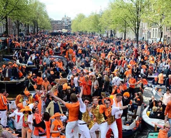 ティム・クルルさんのインスタグラム写真 - (ティム・クルルInstagram)「Happy #kingsday 🦁 Name all players in this picture and I will choose someone at random for some signed items.. Normally a day with big celebrations in Holland.🧡🇳🇱🥳#kingsbirthday #koningsdag」4月27日 21時38分 - timkrulofficial