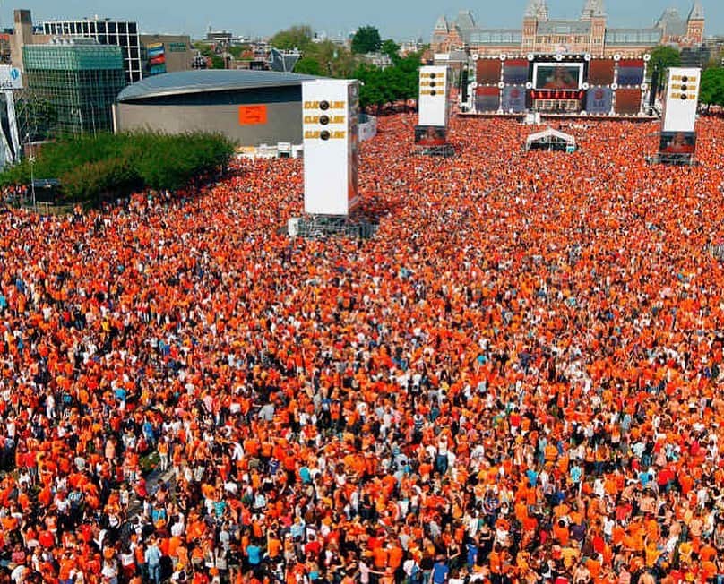 ティム・クルルさんのインスタグラム写真 - (ティム・クルルInstagram)「Happy #kingsday 🦁 Name all players in this picture and I will choose someone at random for some signed items.. Normally a day with big celebrations in Holland.🧡🇳🇱🥳#kingsbirthday #koningsdag」4月27日 21時38分 - timkrulofficial