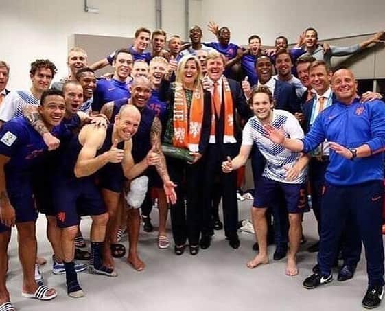 ティム・クルルのインスタグラム：「Happy #kingsday 🦁 Name all players in this picture and I will choose someone at random for some signed items.. Normally a day with big celebrations in Holland.🧡🇳🇱🥳#kingsbirthday #koningsdag」