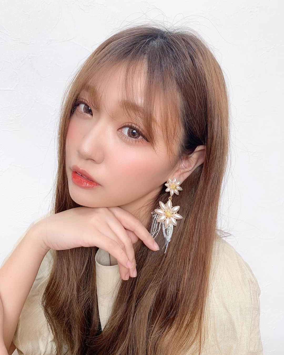 いっちゃん/嶋津 いつみのインスタグラム：「. . 今日愛犬むーたんに邪魔されながら 撮ってたのはこの写真🐶❤️💨💨💨 . . . . このイヤリングも @mari_ca27  のやで🌸🌈✨ . . . 水着に合わせたいなぁ🤔💕と思って GETしてん☝🏻 . . . . お察しの通り画面の左側では むーたんが 抱っこぉー!!😠❤️ って 暴れてた😑💦 . . . . . #関西  #関西サロモ  #サロンモデル #サロモ #いっちゃん  #フリーモデル #関西モデル  #あざといっちゃん #かわいっちゃん #いっちゃんコーデ #ブライダルモデル #アレンジモデル #ヘアカラー  #ヘアアレンジ  #ロングヘア #スーパーロング」