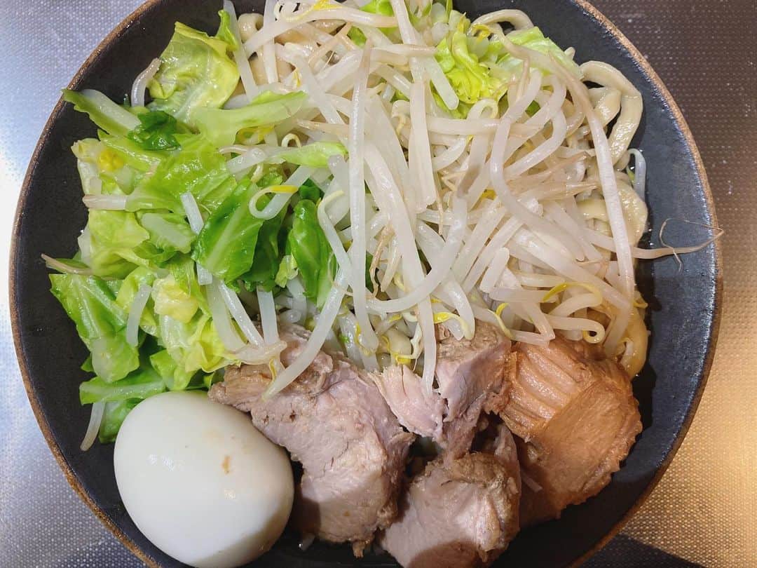 石川龍のインスタグラム：「テイクアウトで夜ご飯。 今日はラーメン二郎目黒店。  ラーメン二郎目黒店は昨日4月26日から臨時休業&テイクアウトのみで営業中。麺とチャーシューに加えて、鍋を持参すればスープをテイクアウトすることが可能で、なんとお家で「目黒店の鍋二郎」が楽しめます！ 麺900gと大量のスープ、チャーシューがまるまる一本セットでお値段3,000円。 もやしとキャベツとゆで卵を用意して実食。味の再現性も高くて大満足でした！ #ラーメン二郎目黒店 #テイクアウト #鍋二郎」