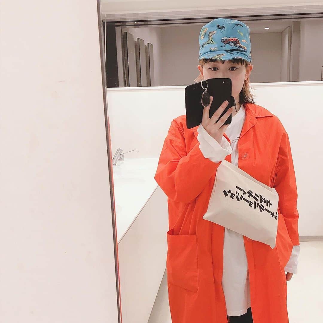 和田美枝のインスタグラム：「爬虫類だらけの帽子🧢🤍 #ミシンで作った #爬虫類 #帽子 #早速かぶってみた #オレンジコート #ガオ〜ちゃん #デザインの #カダニティーミャーラリョージョン #サコッシュと #相性ee #なんの言葉かわからへんけど #自分に都合の良い言葉やと思うようにしてる #朝にお白湯飲んだら太らへん #って意味やと思てる #気分を上げてくれる #お洋服たち🤍」
