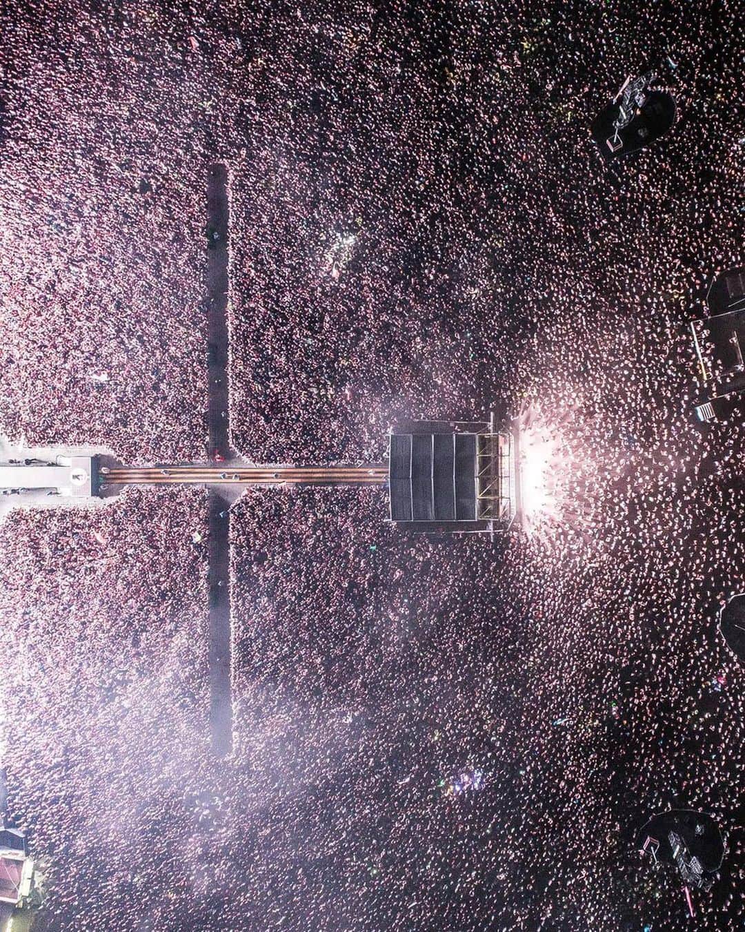 デュア・リパさんのインスタグラム写真 - (デュア・リパInstagram)「...because tour was meant to start yesterday🥺 Missing all of you beautiful people! Thank you for bringing so much joy into my life. I miss touring and performing and I can’t wait to see you all soon! Sending you love and good health ❤️ This is when I headlined Sziget festival to 80,000 people... I couldn’t believe my eyes when I walked out onto that stage!!! One of the best moments of my lifeeeee 🚀🚀🚀」4月27日 21時51分 - dualipa