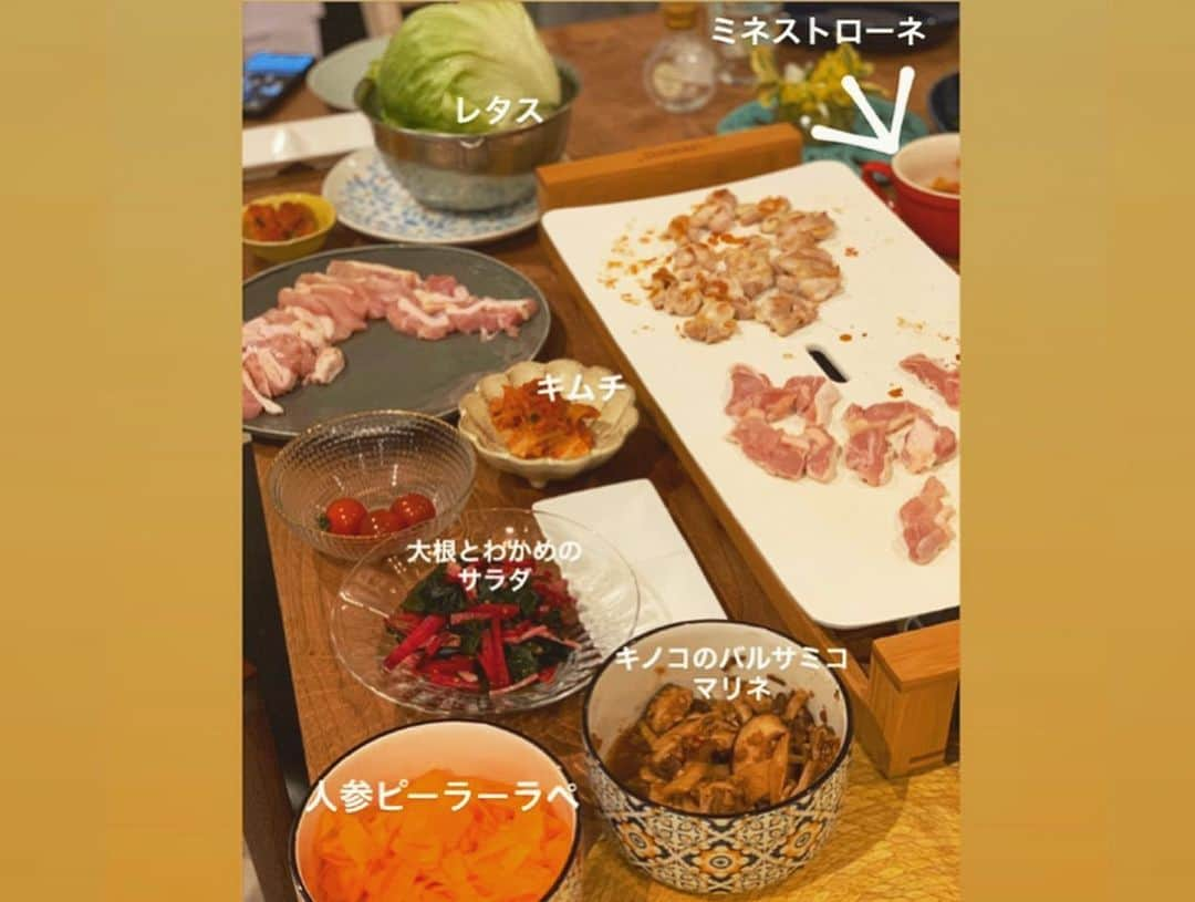 松木里菜さんのインスタグラム写真 - (松木里菜Instagram)「.｡･*. そして、今夜は鶏モモ肉でサムギョプサル風に✨ 鶏モモを削ぎ切りにすると食べやすいし火も通りやすくていいですよね☺️ @princess.jp  今日の思い付きレシピは 2枚目、 大根とわかめのサラダ✨  合わせるタレ↓ ポン酢、塩昆布、ごま油、すり胡麻！混ぜて 千切りした大根とわかめに和える✨ 量は適量で😅👍 今回は三浦野菜の紅芯大根と紅くるりが安かったのでピンク系の可愛い色あいですが、 普通の大根で大丈夫！🙆‍♀️ 我が家は今ゆずぽんなので柚子の風味もして美味しかったです☺️👍✨ . . 放課後の習い事がない分、とてもゆったりと夕飯が準備できてる…写真を撮る余裕がこんなにもあるし、インスタの更新頻度も我ながら凄い📷😂 いいのか悪いのか日々時間に追われていたんだなぁって、、。ふと。 色々なことが頭をめぐる昨日今日。 😌。。♡ #鶏ギョプサル #大根とわかめのサラダ #ニンジンラペ #ミネストローネ #キムチ#トマト #菌活 #夜ご飯 昨日の残りのキノコマリネともやしと切り干し大根のナンプラーソテーも並びました💡 . . . #matsukiご飯」4月27日 21時52分 - rinamatsuki613